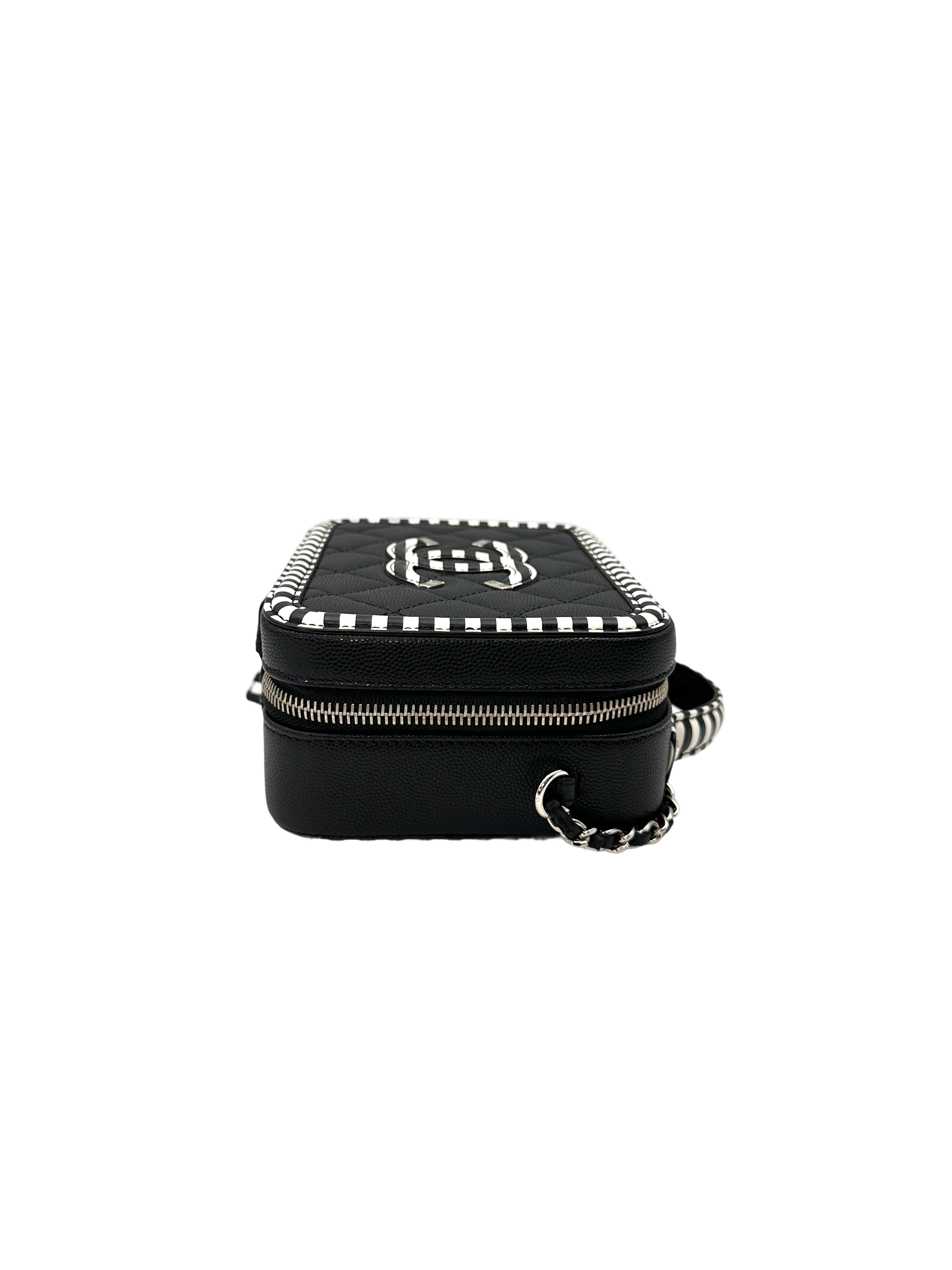 Chanel CC Filigree Black/White Quilted Leather Top Handle Vanity Case(27***78) CC2131
