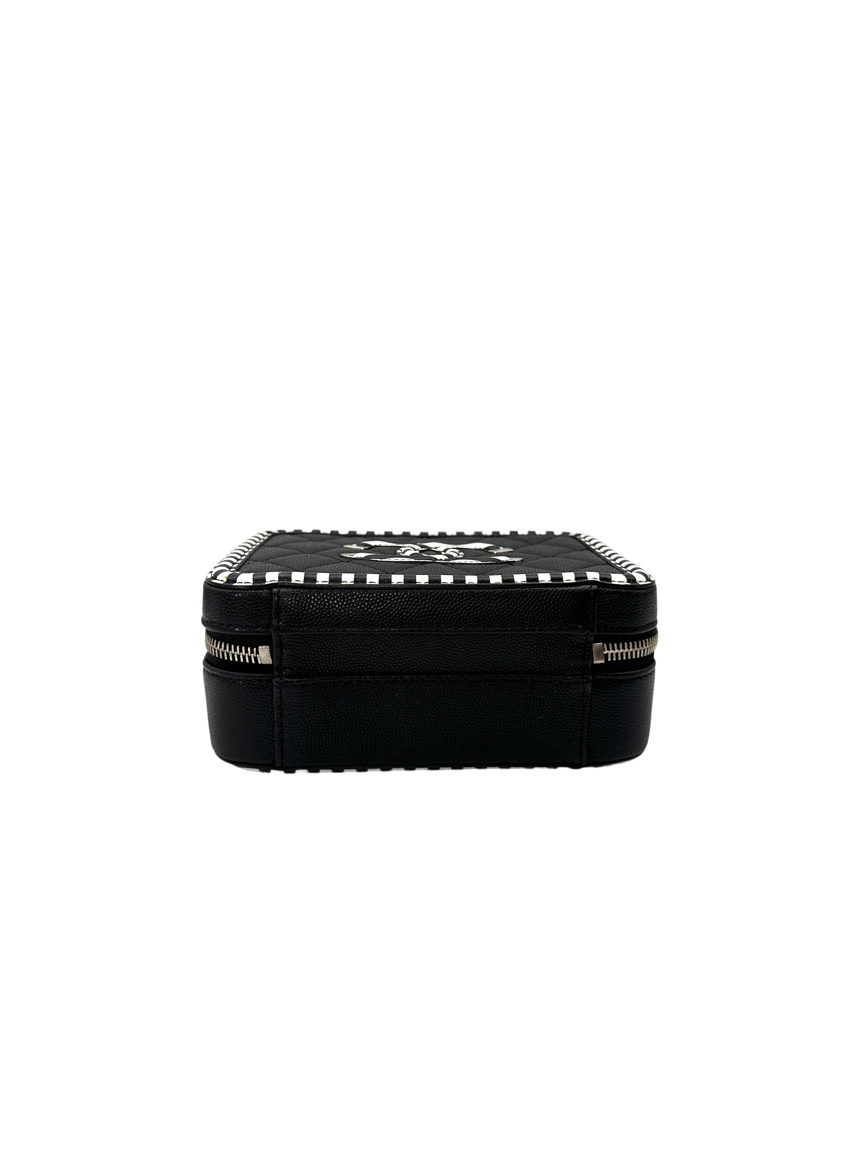 Chanel CC Filigree Black/White Quilted Leather Top Handle Vanity Case(27***78) CC2131