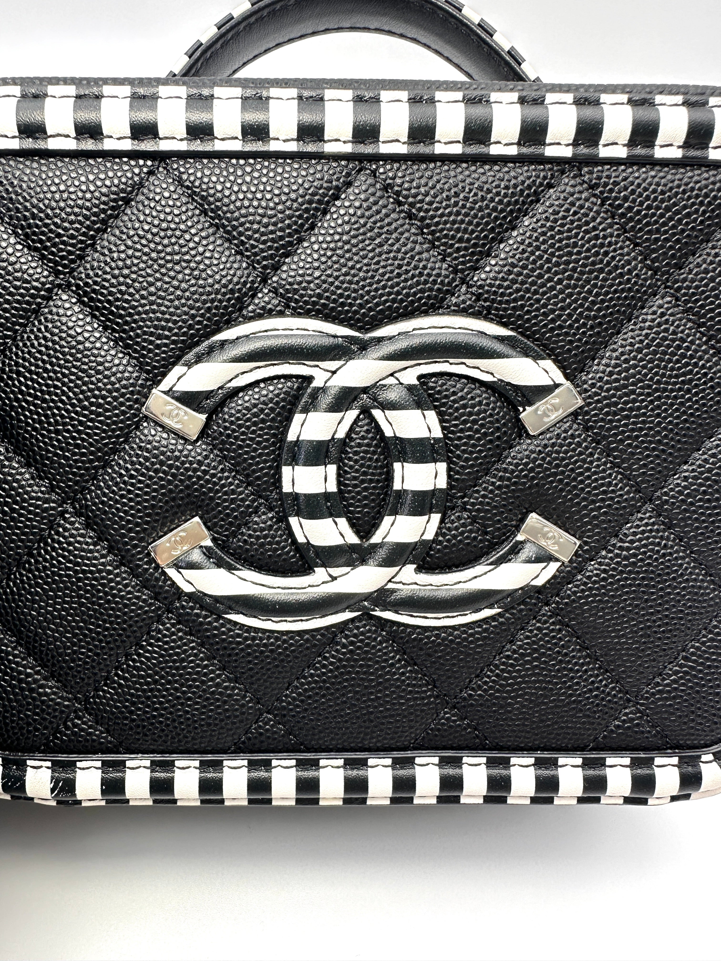 Chanel CC Filigree Black/White Quilted Leather Top Handle Vanity Case(27***78) CC2131