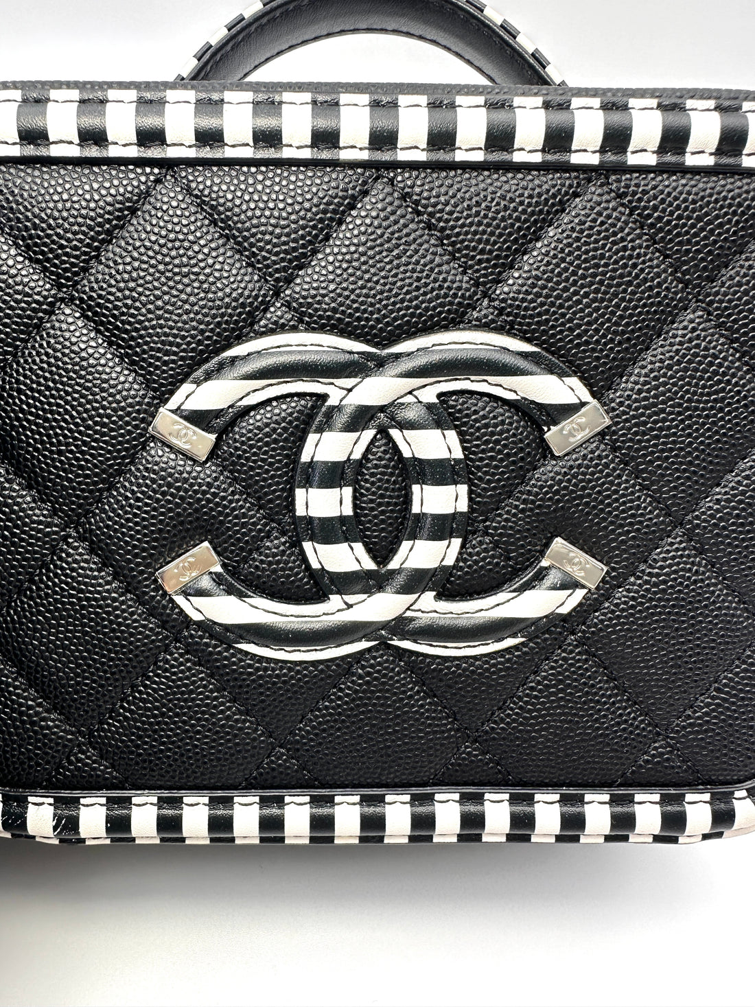 Chanel CC Filigree Black/White Quilted Leather Top Handle Vanity Case(27***78) CC2131