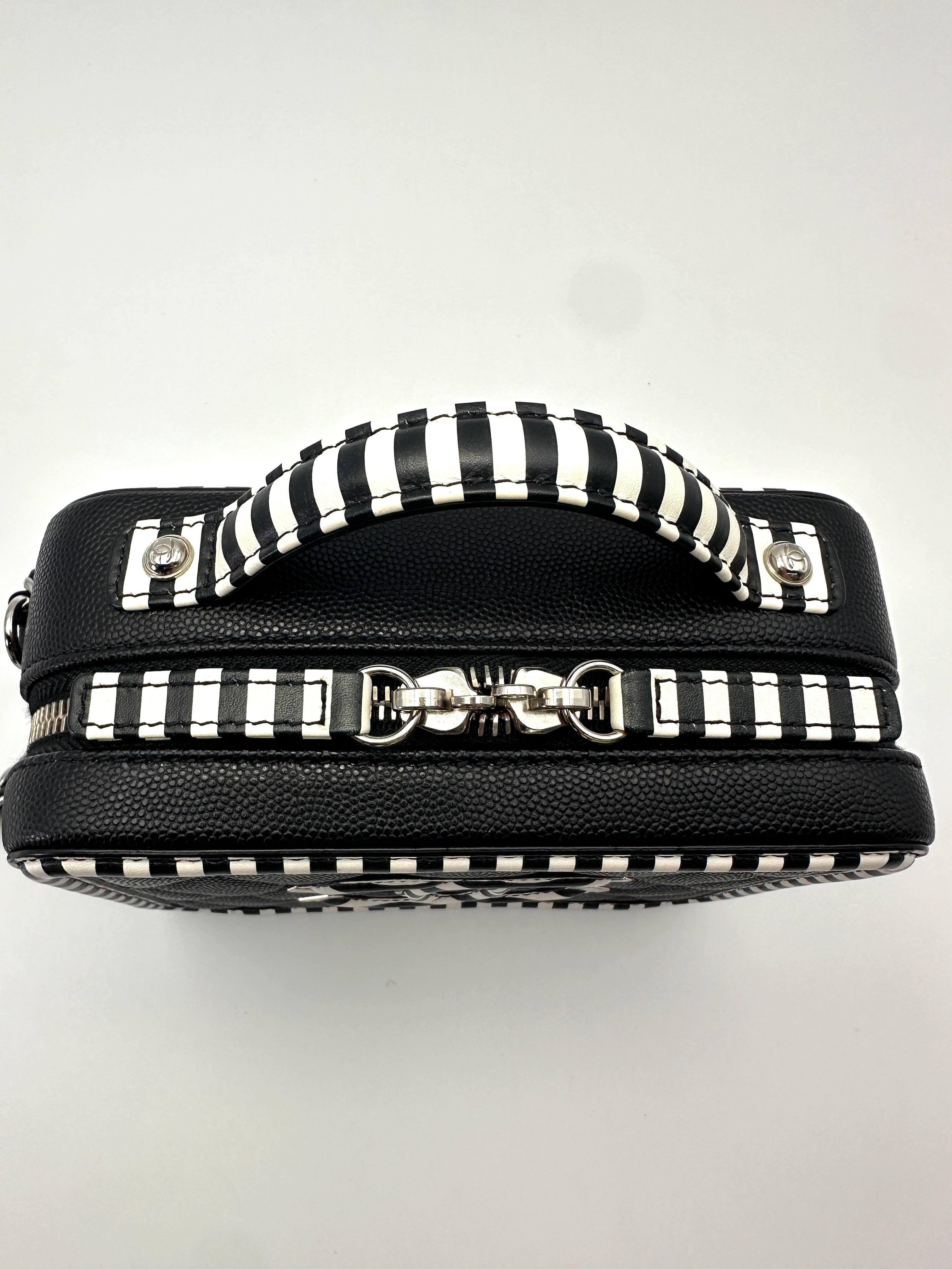 Chanel CC Filigree Black/White Quilted Leather Top Handle Vanity Case(27***78) CC2131