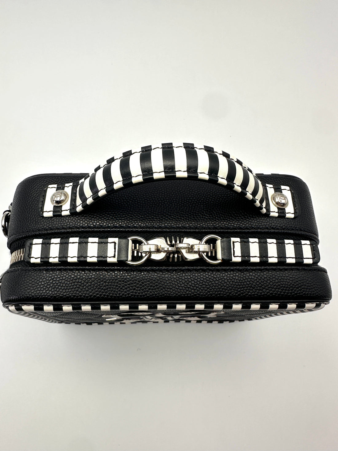 Chanel CC Filigree Black/White Quilted Leather Top Handle Vanity Case(27***78) CC2131
