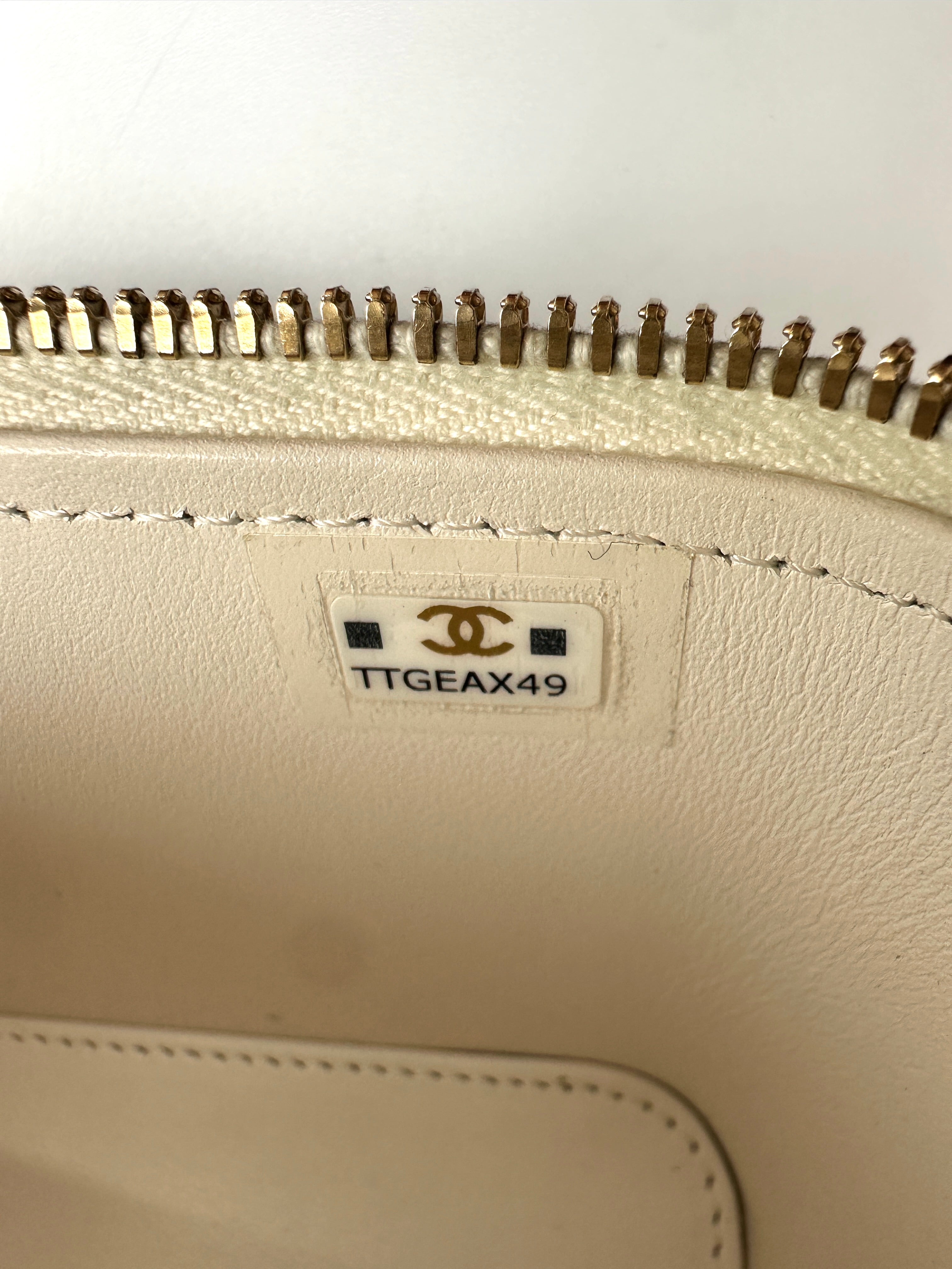 Chanel Cruise White Quilted Leather Vanity Case(TT***49) CC2137