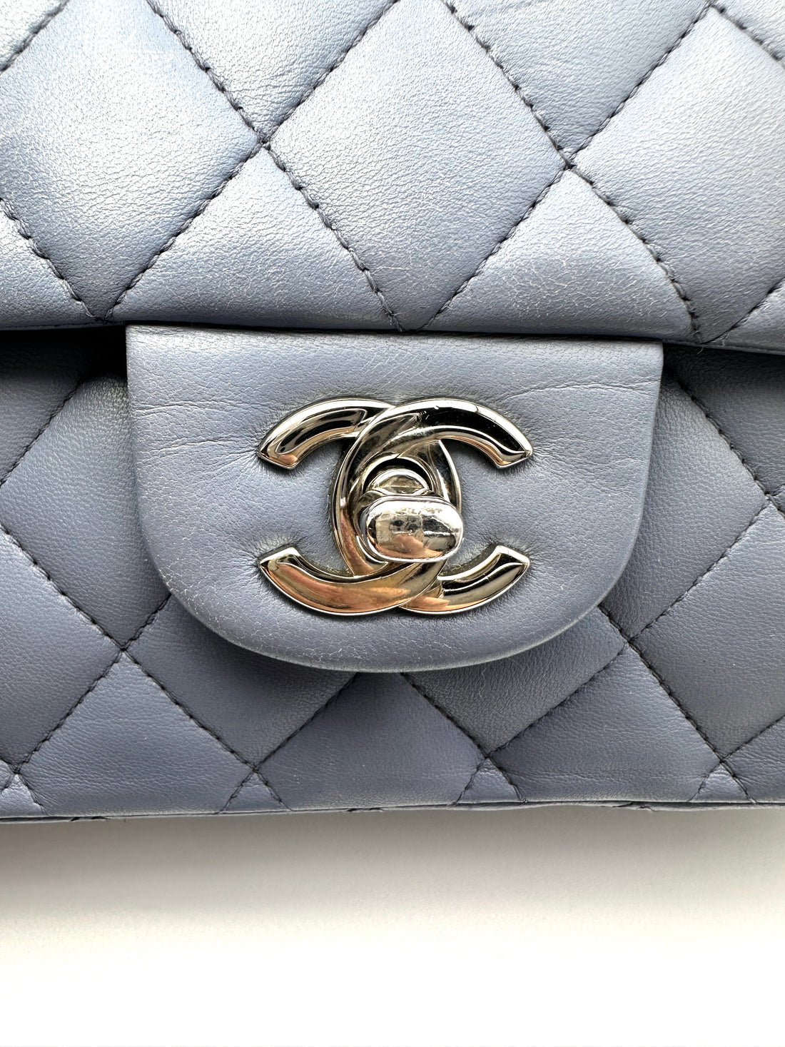 Chanel Classic Flap Navy Quilted Lambskin Medium Size Shoulder Bag(16***35) CC2141