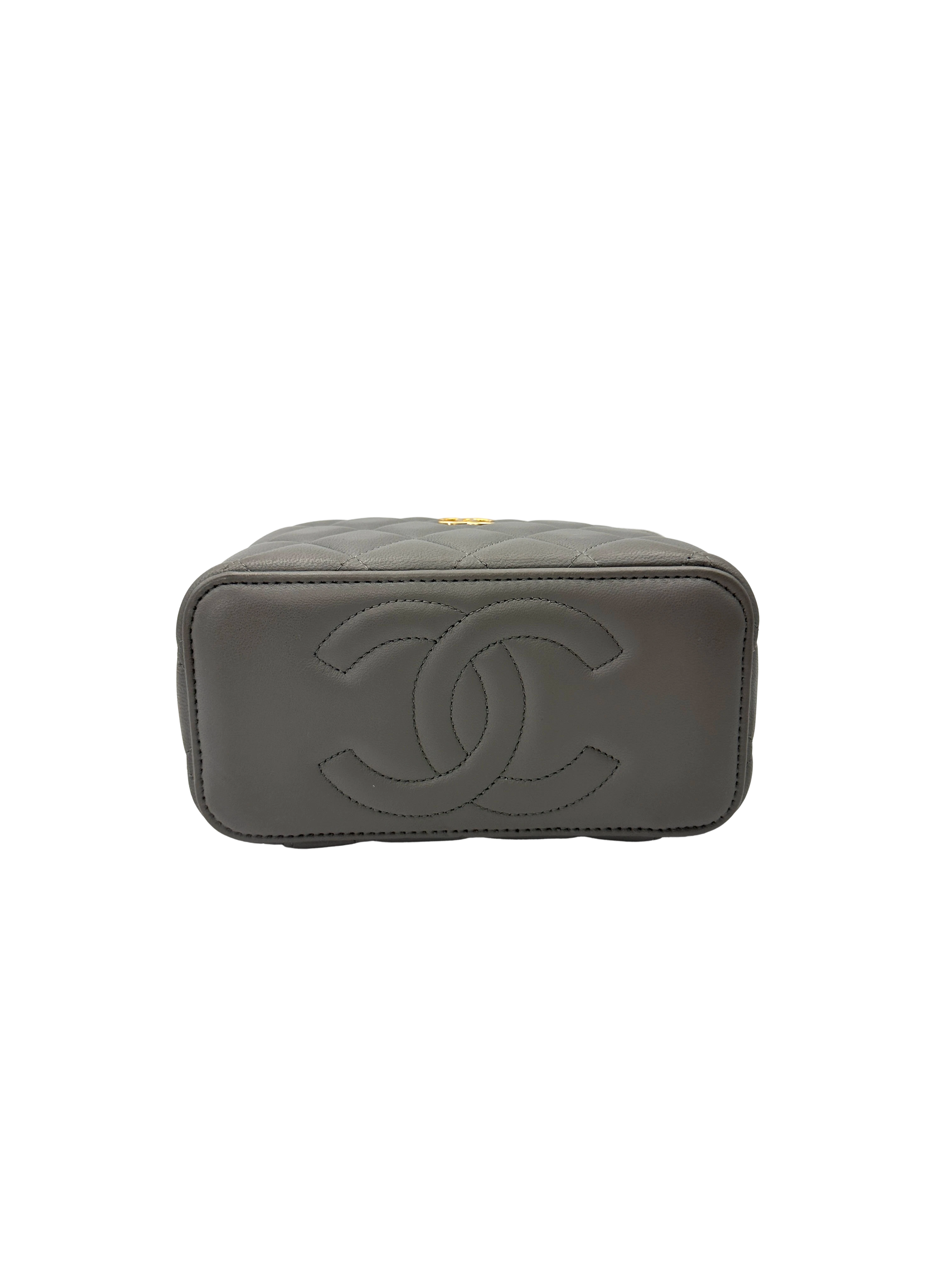 Chanel 22B Grey Quilted Lambskin Top Handle Vanity Case With Gold Hardware(C8***J6) CC2175