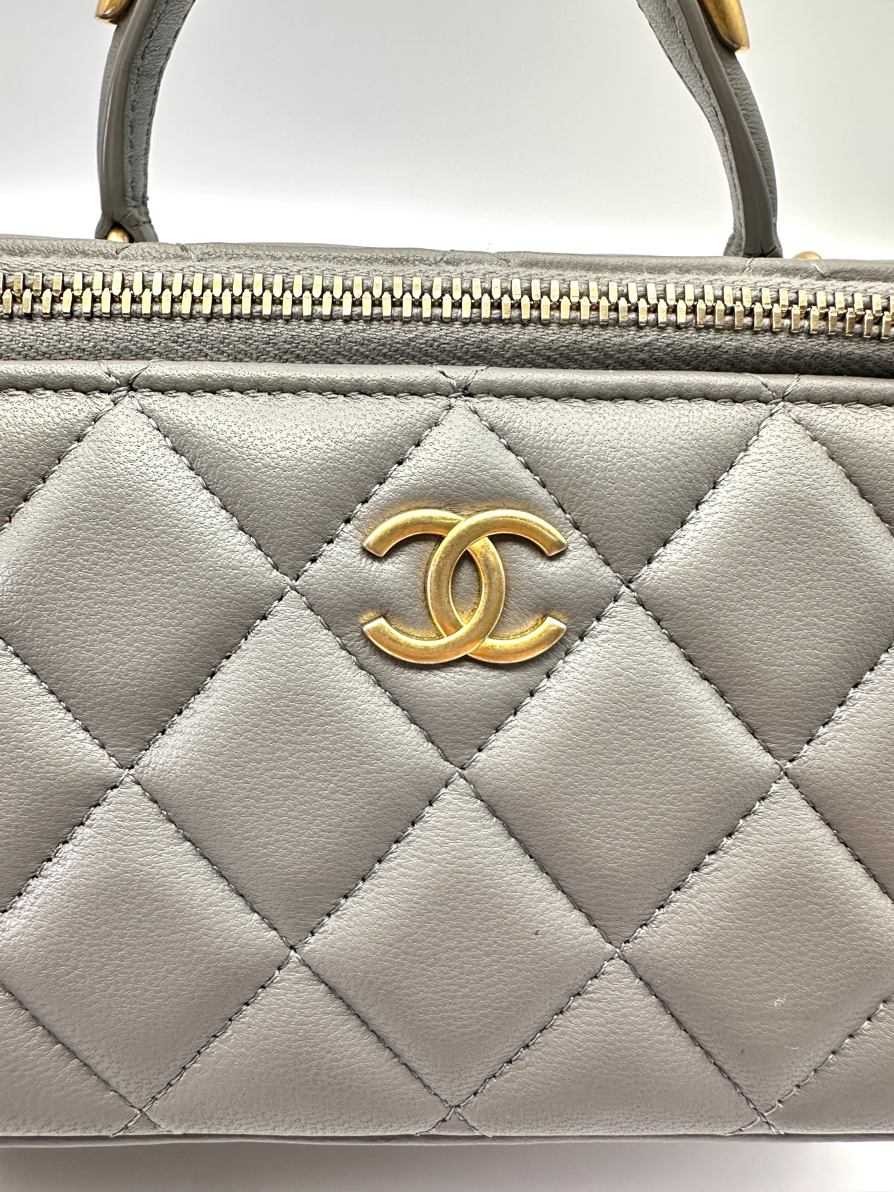 Chanel 22B Grey Quilted Lambskin Top Handle Vanity Case With Gold Hardware(C8***J6) CC2175