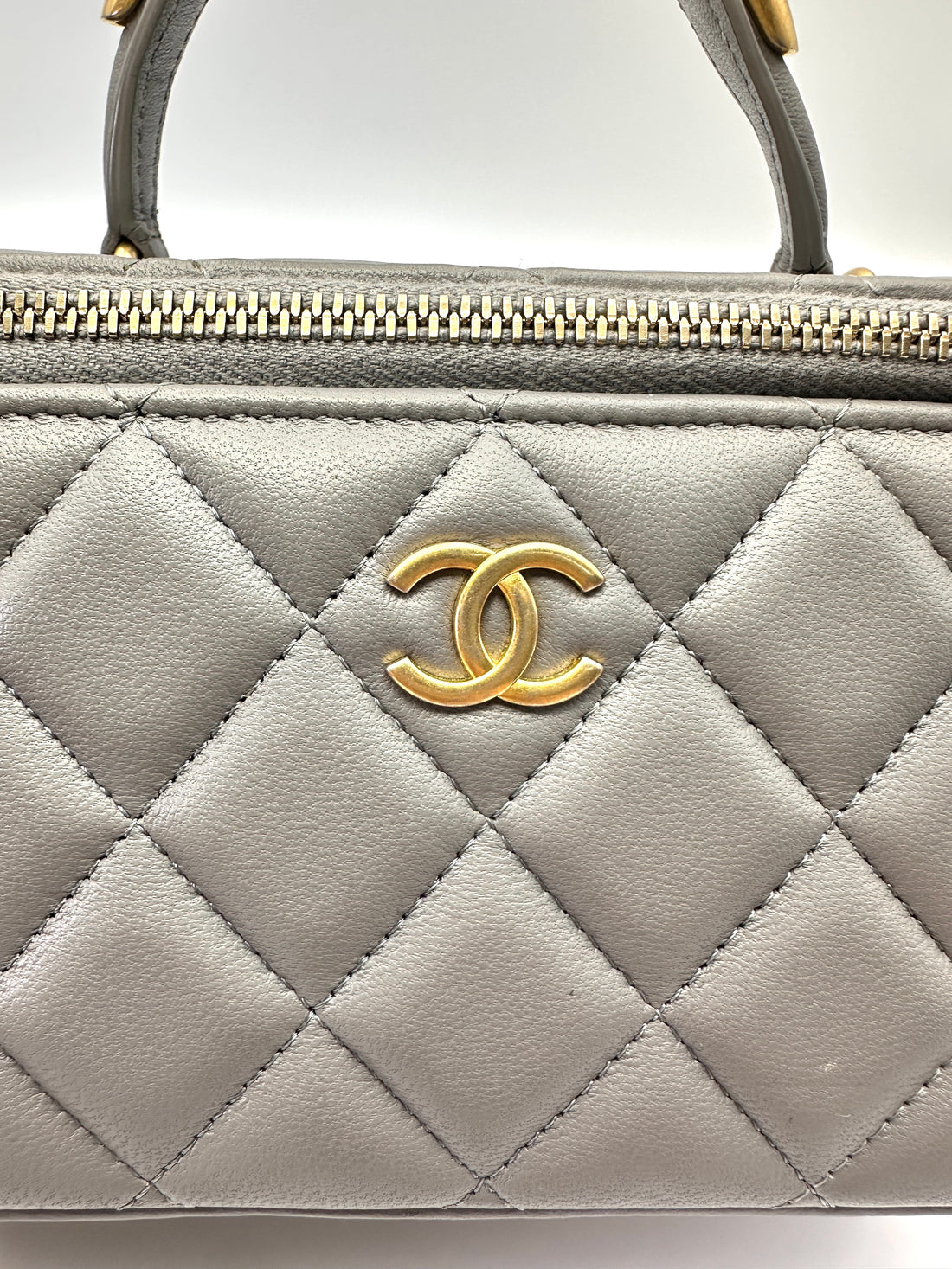 Chanel 22B Grey Quilted Lambskin Top Handle Vanity Case With Gold Hardware(C8***J6) CC2175