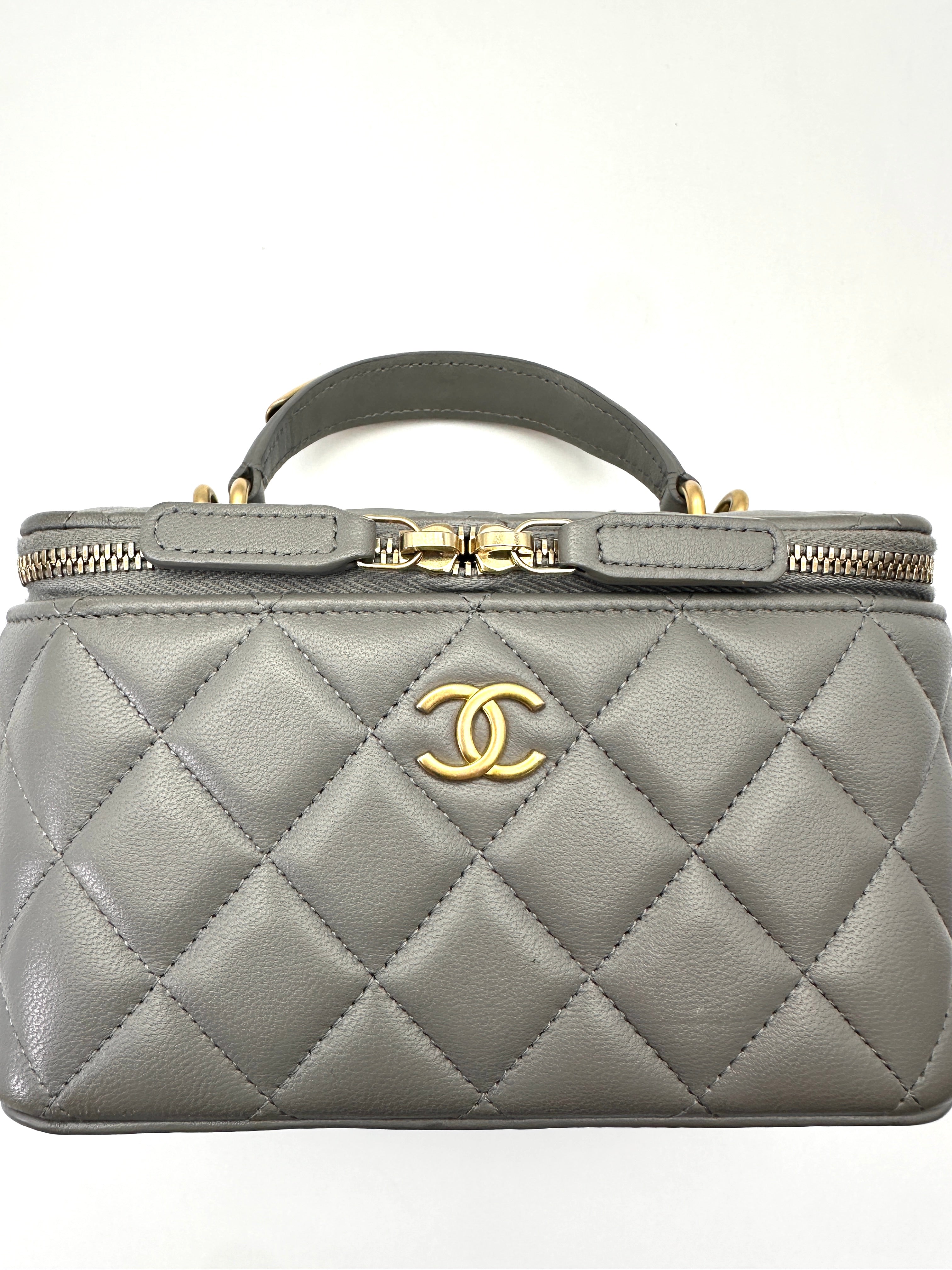 Chanel 22B Grey Quilted Lambskin Top Handle Vanity Case With Gold Hardware(C8***J6) CC2175