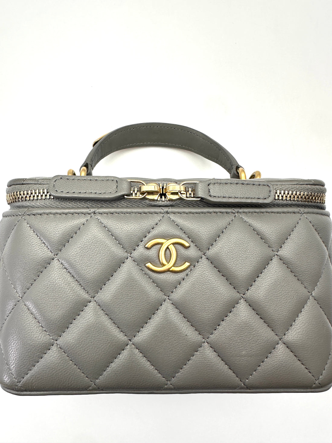 Chanel 22B Grey Quilted Lambskin Top Handle Vanity Case With Gold Hardware(C8***J6) CC2175