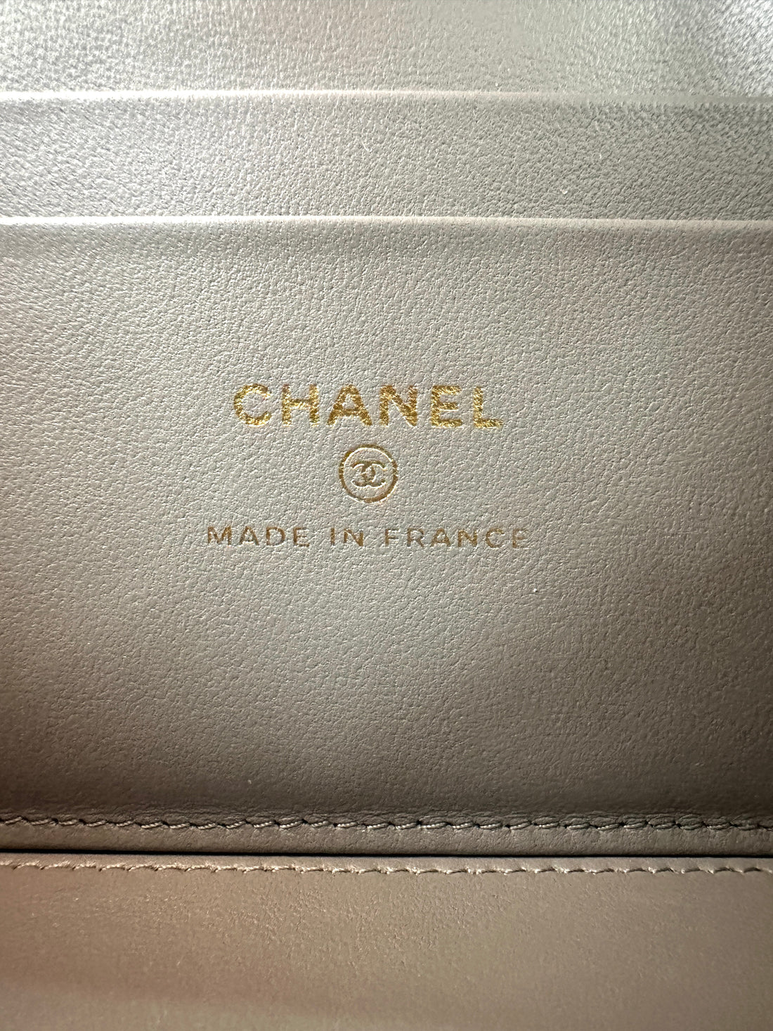 Chanel 22B Grey Quilted Lambskin Top Handle Vanity Case With Gold Hardware(C8***J6) CC2175