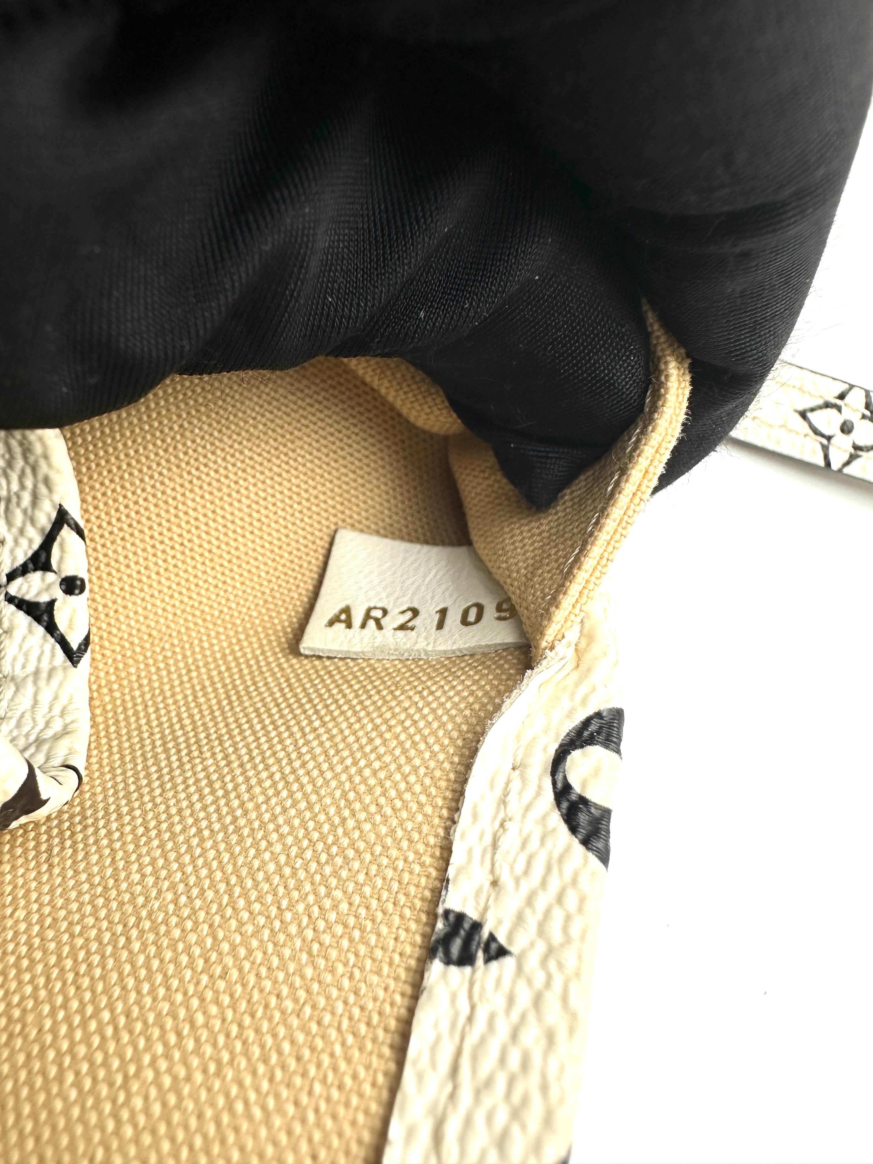 Louis Vuitton Neverfull MM Green/White Giant Monogram Handle Bag LV3039