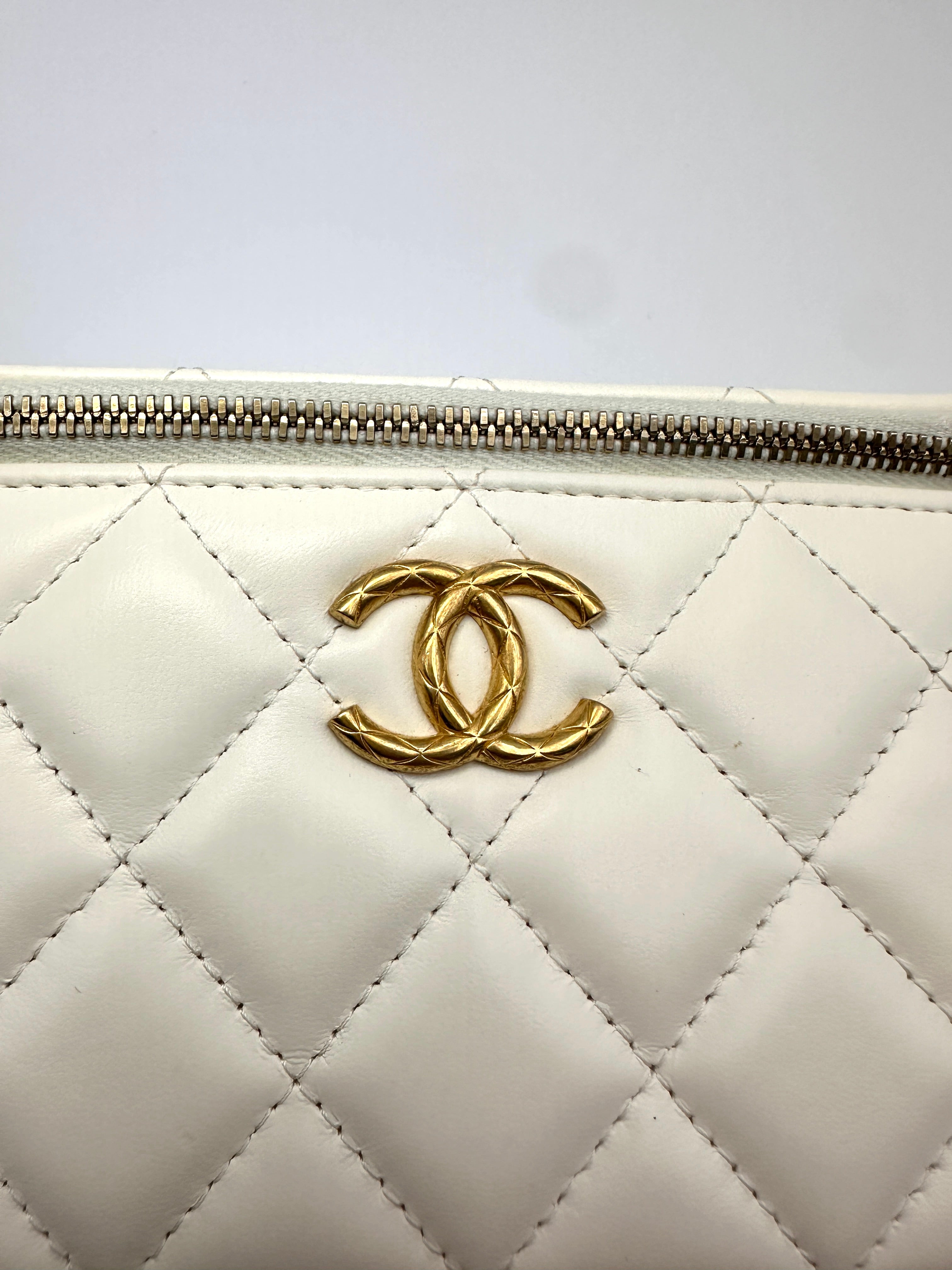 Chanel White Quilted Lambskin Vanity Case With Gold Hardware(XX***83) CC2191