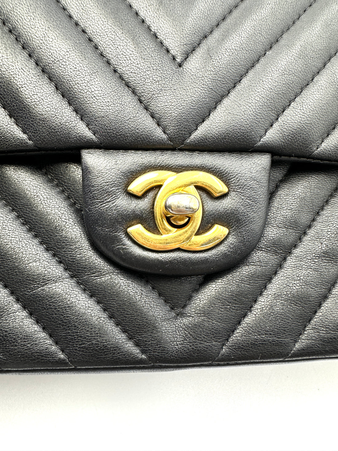 Chanel Classic Flap Black Chevron Quilted Lambskin Medium Size Shoulder Bag With Gold Buckle(21***93) CC2209