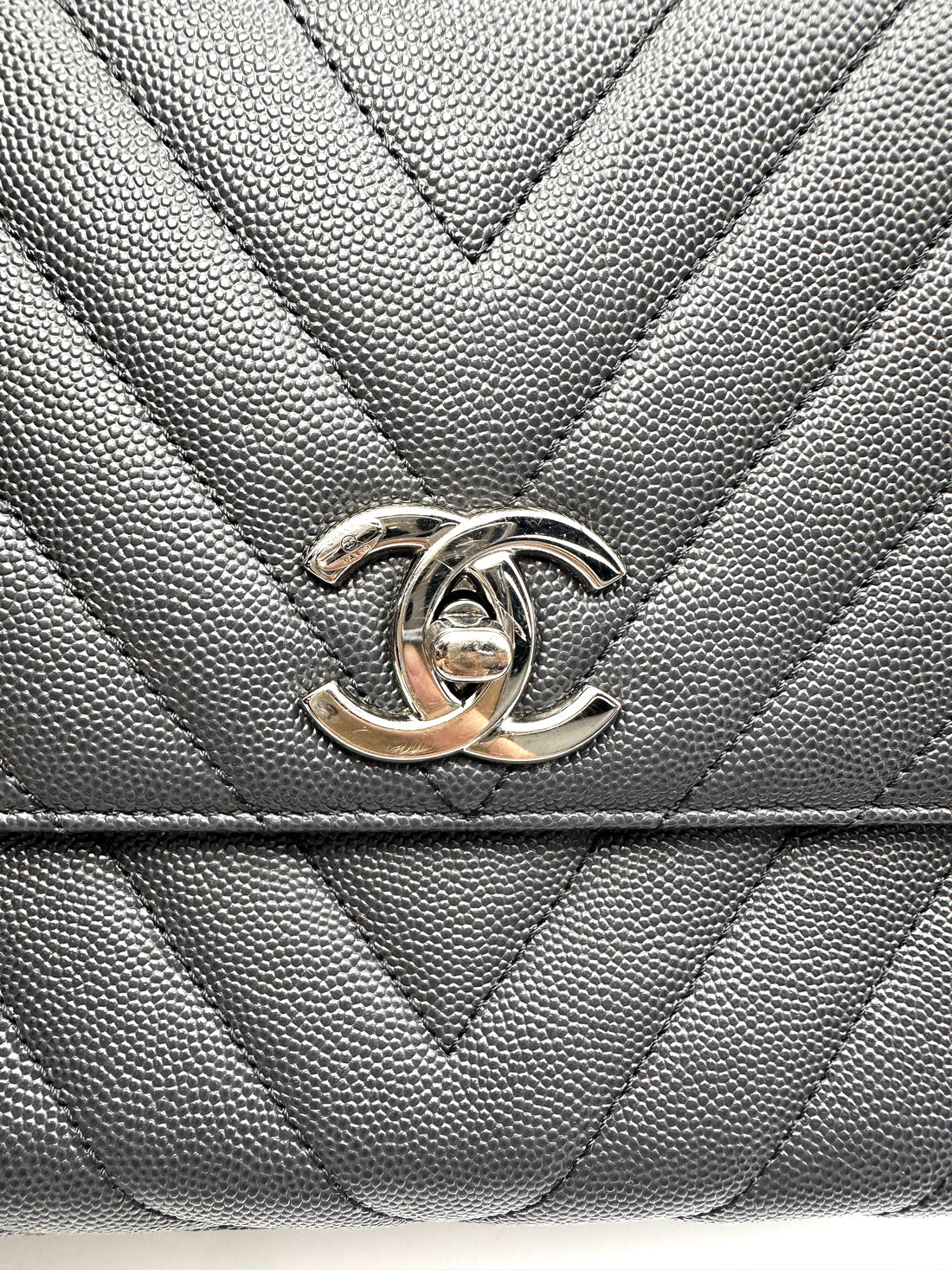Chanel CoCo Handle Black Chevron Quilted Leather Medium Size Shoulder Bag(28***43) CC2223