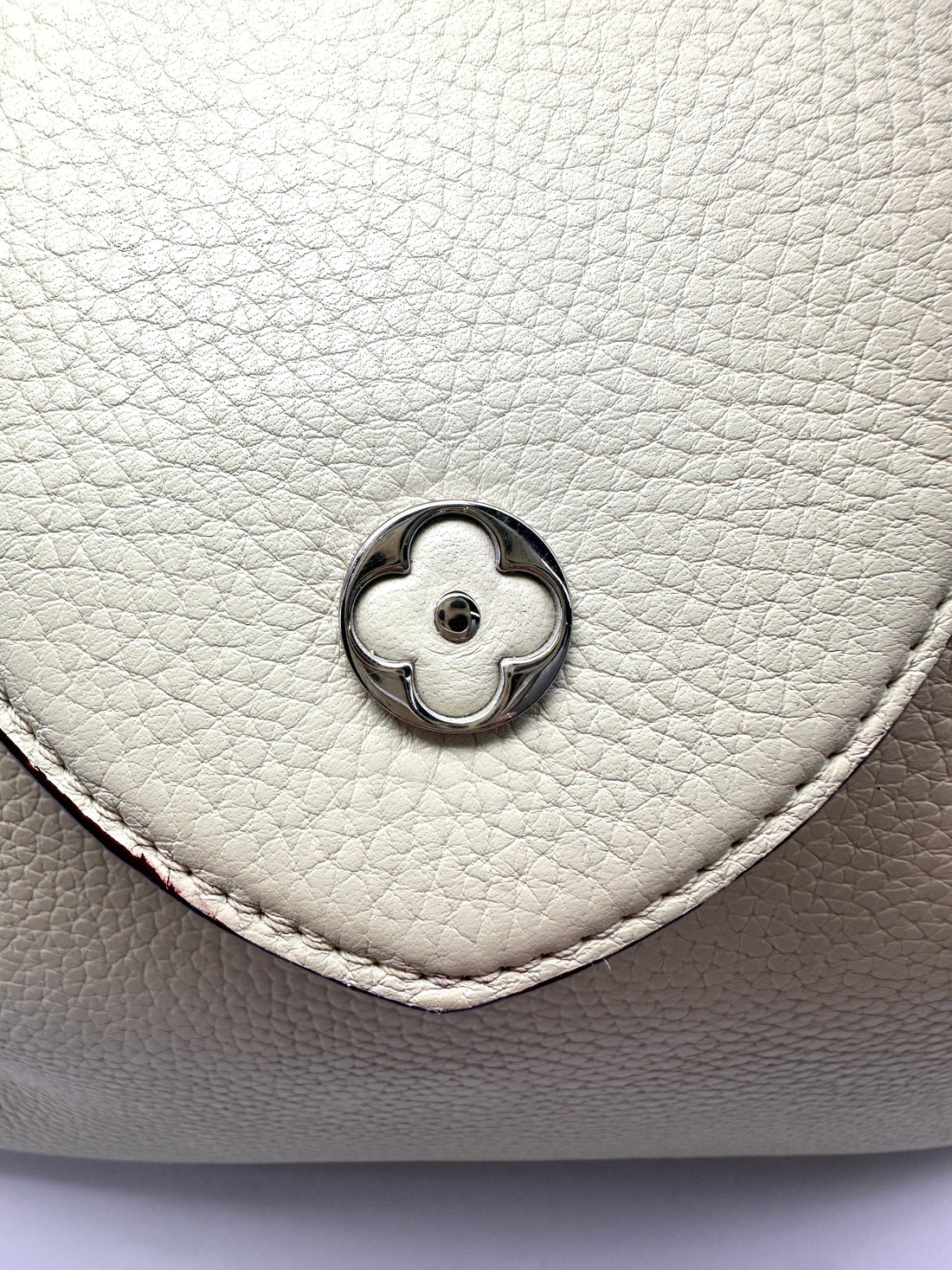 Louis Vuitton Capucines GM White Taurillon Leather Handle Bag LV3100