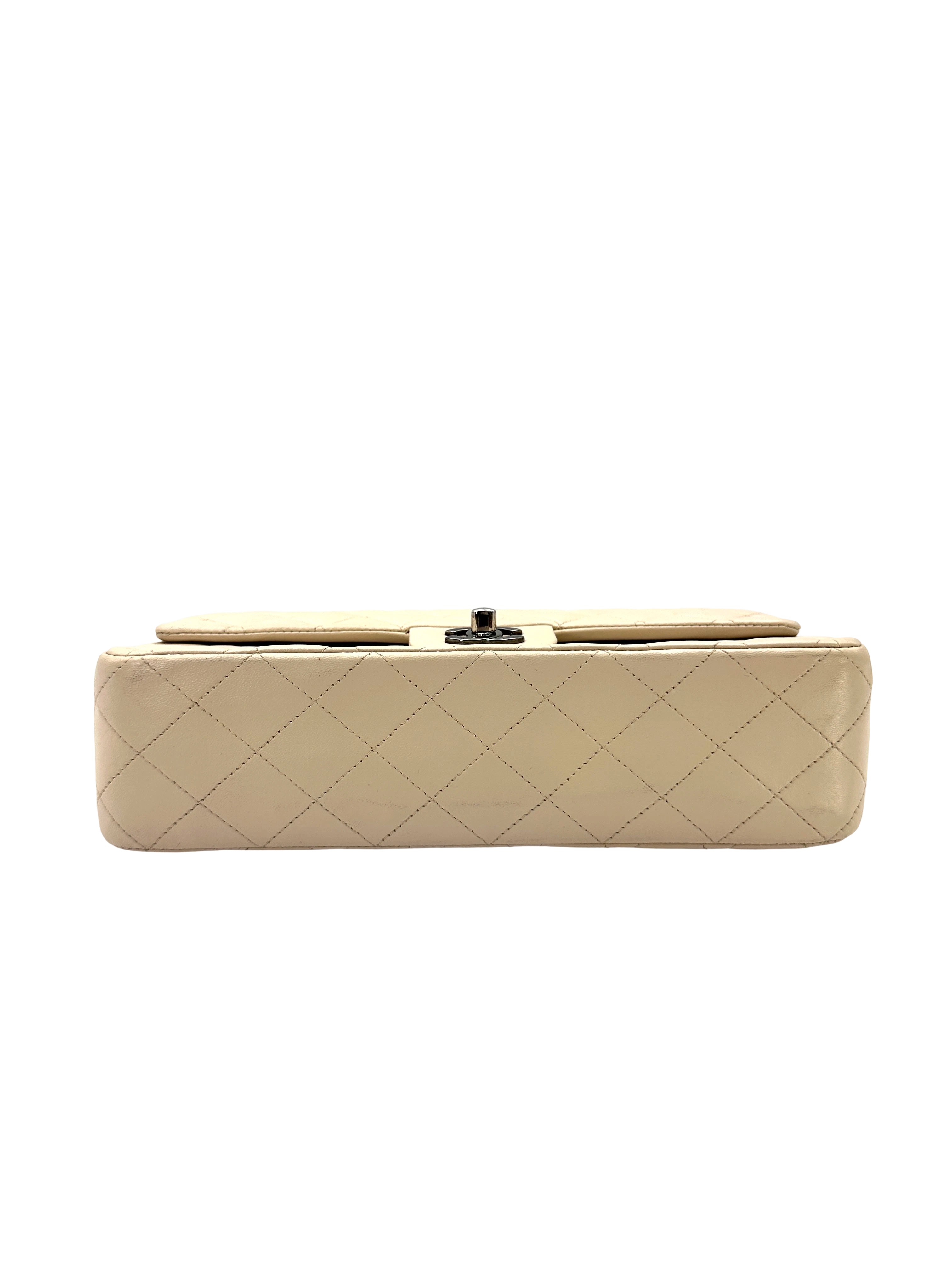 Chanel Classic Flap White Quilted Leather Medium Size Shoulder Bag(15***26) CC2268