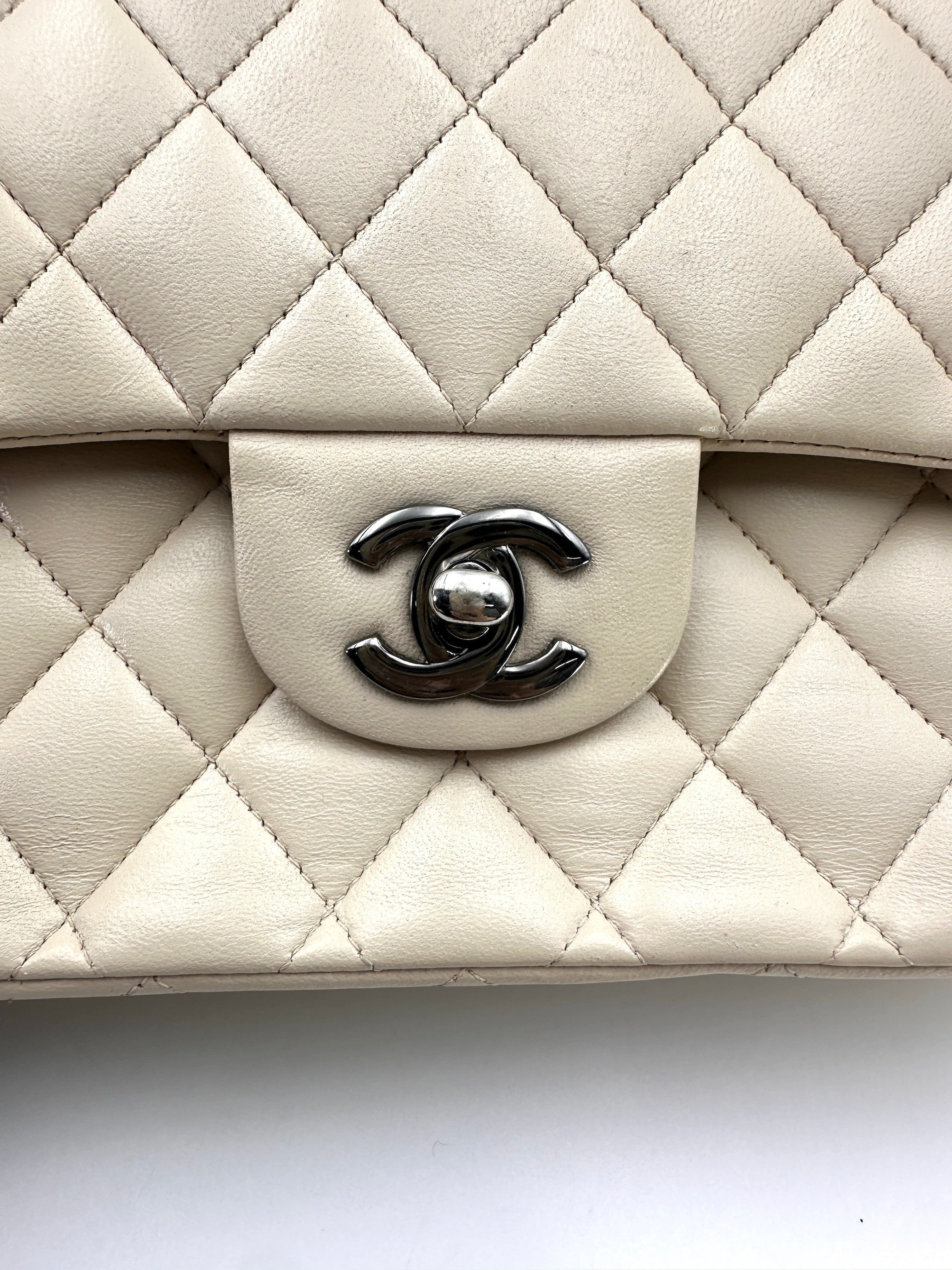 Chanel Classic Flap White Quilted Leather Medium Size Shoulder Bag(15***26) CC2268