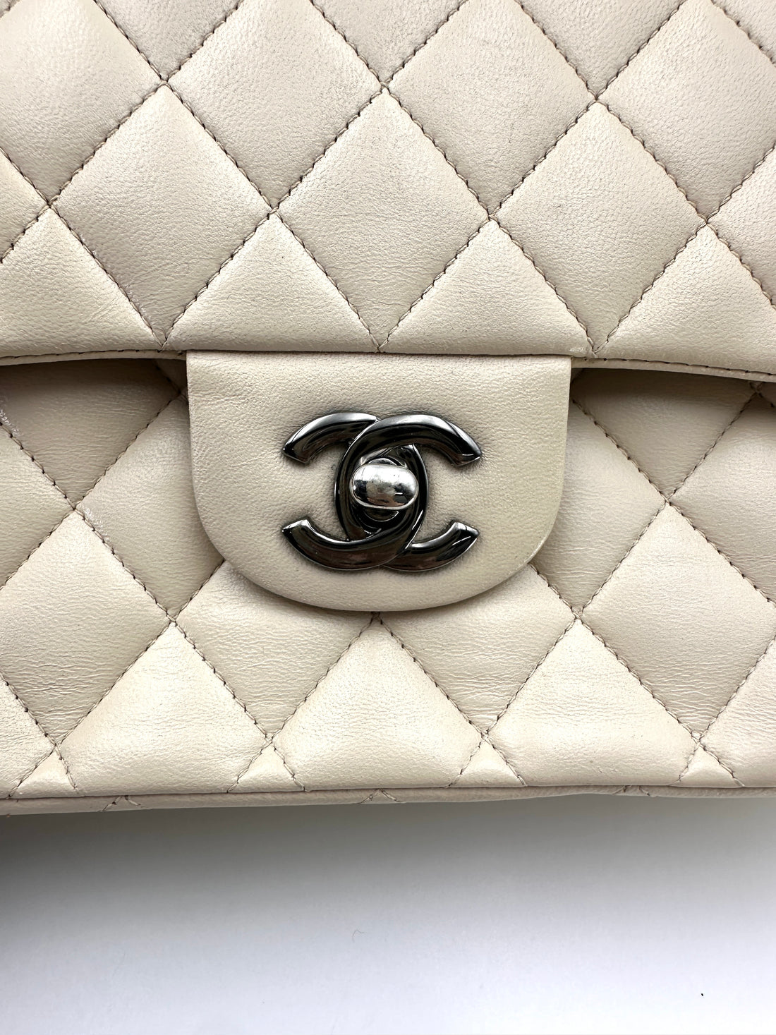 Chanel Classic Flap White Quilted Leather Medium Size Shoulder Bag(15***26) CC2268