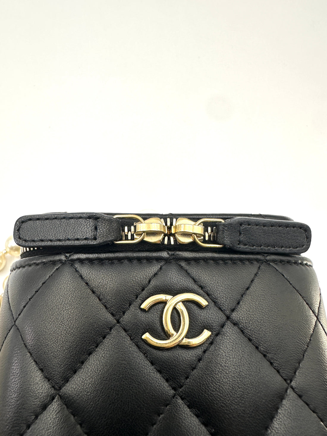 Chanel Black Quilted Leather Mini Pearl Chain Vanity Case(31***20) CC2284
