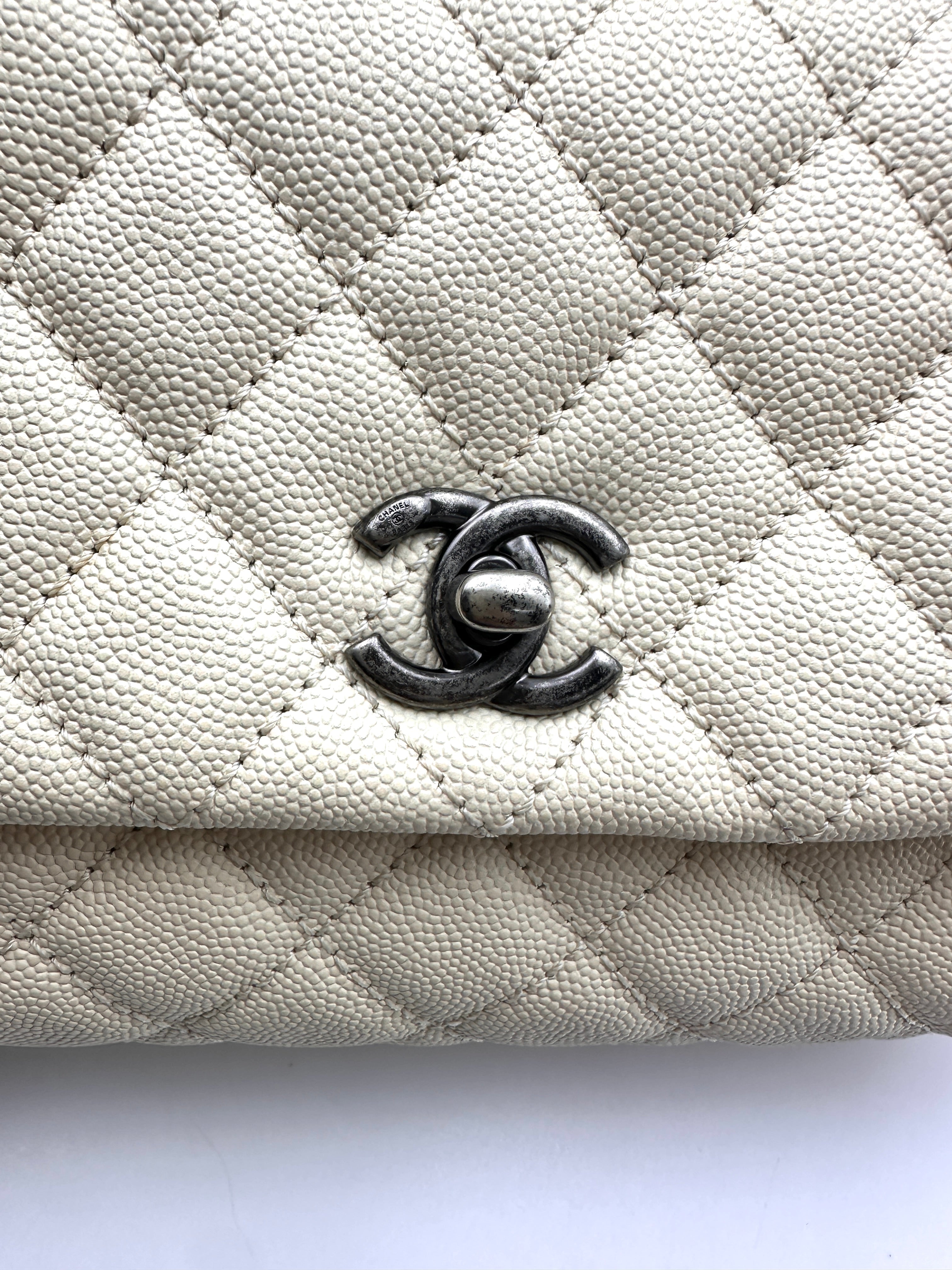 Chanel CoCo Handle White Quilted Leather Small Size Red Lizard Handle Bag(23***74) CC2283