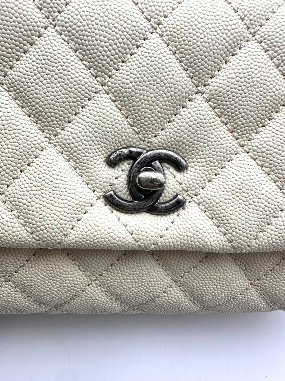 Chanel CoCo Handle White Quilted Leather Small Size Red Lizard Handle Bag(23***74) CC2283