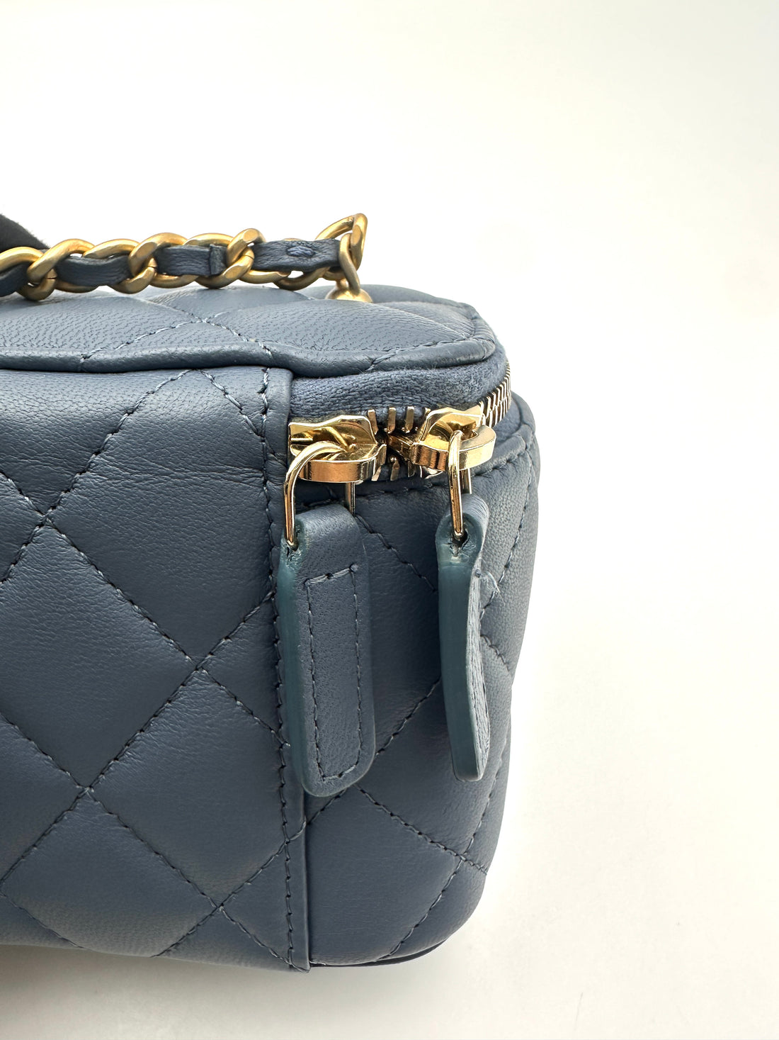 Chanel Pearl Crush Blue Quilted Leather Mini Vanity Case(UN***A5) CC2286