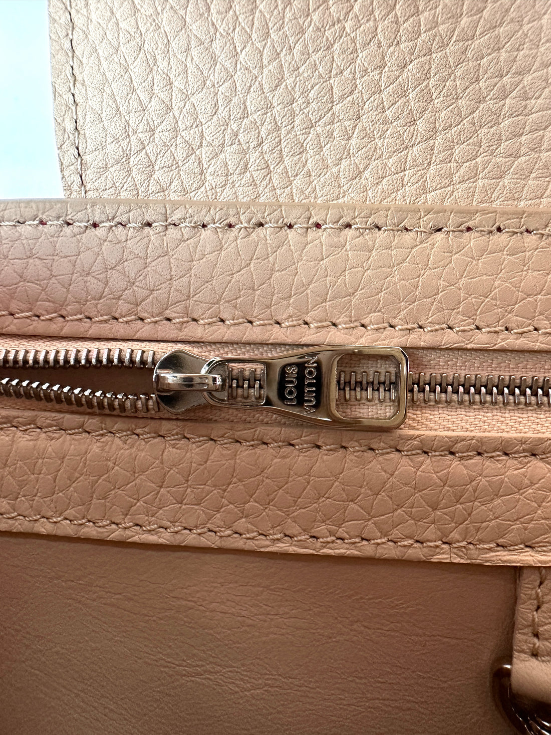 Louis Vuitton Capucines MM Pink Taurillon Leather Handle Bag LV3143