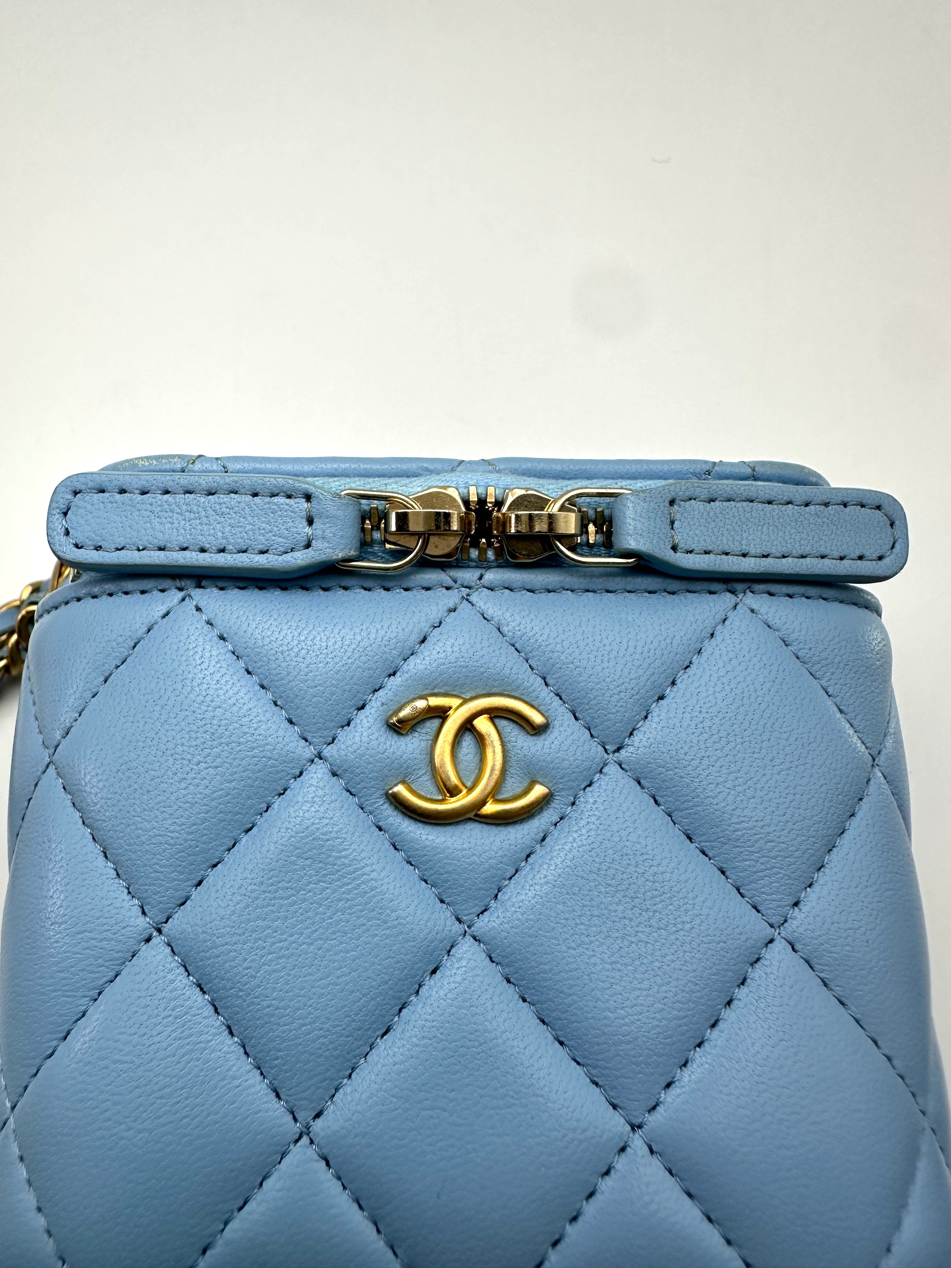 Chanel Light Blue Quilted Leather Vanity Case(32***33) CC2305