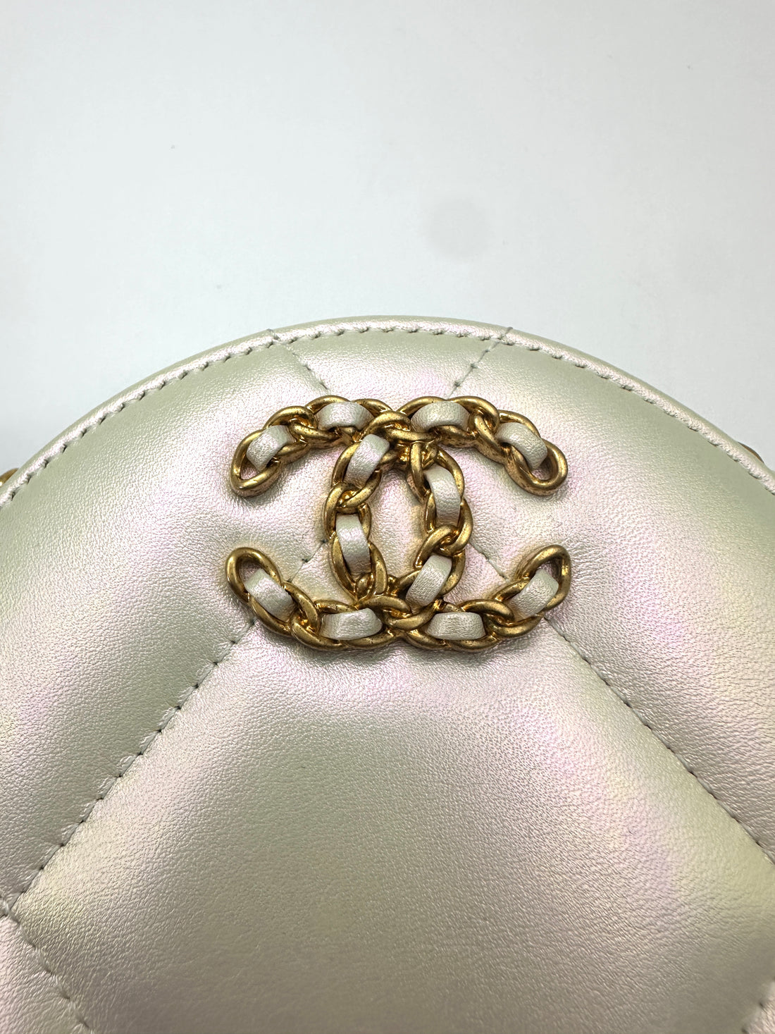 Chanel Iridescent White Quilted Leather Mini Round Clutch(30***65) CC2311