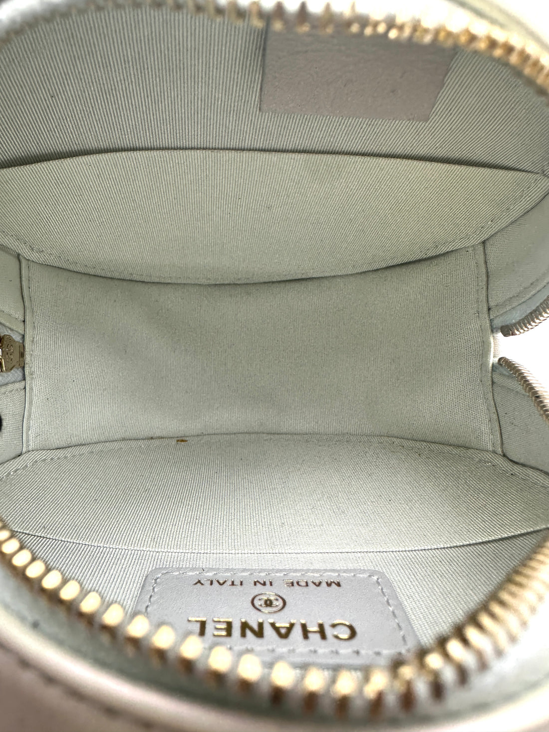 Chanel Iridescent White Quilted Leather Mini Round Clutch(30***65) CC2311