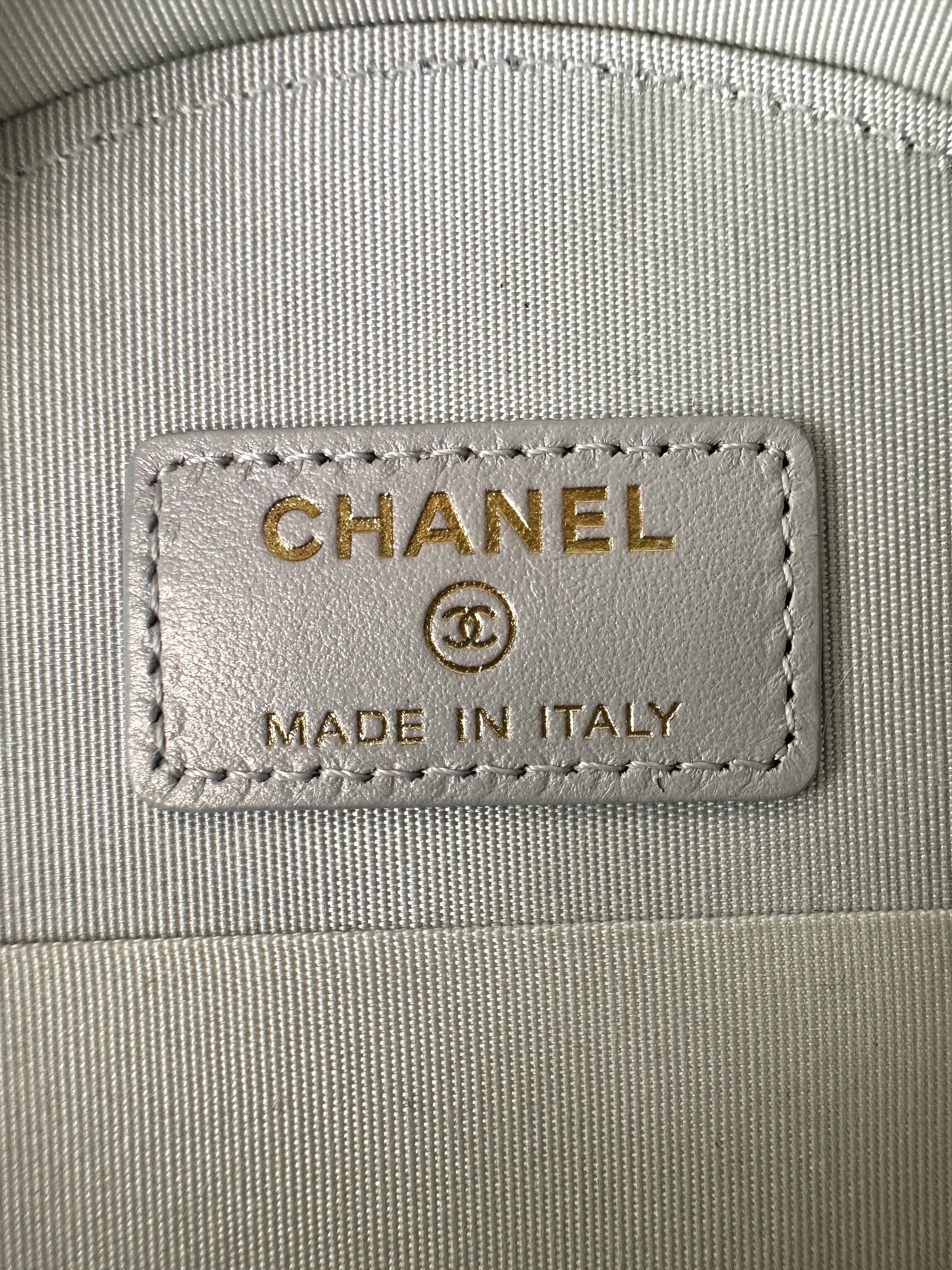 Chanel Iridescent White Quilted Leather Mini Round Clutch(30***65) CC2311
