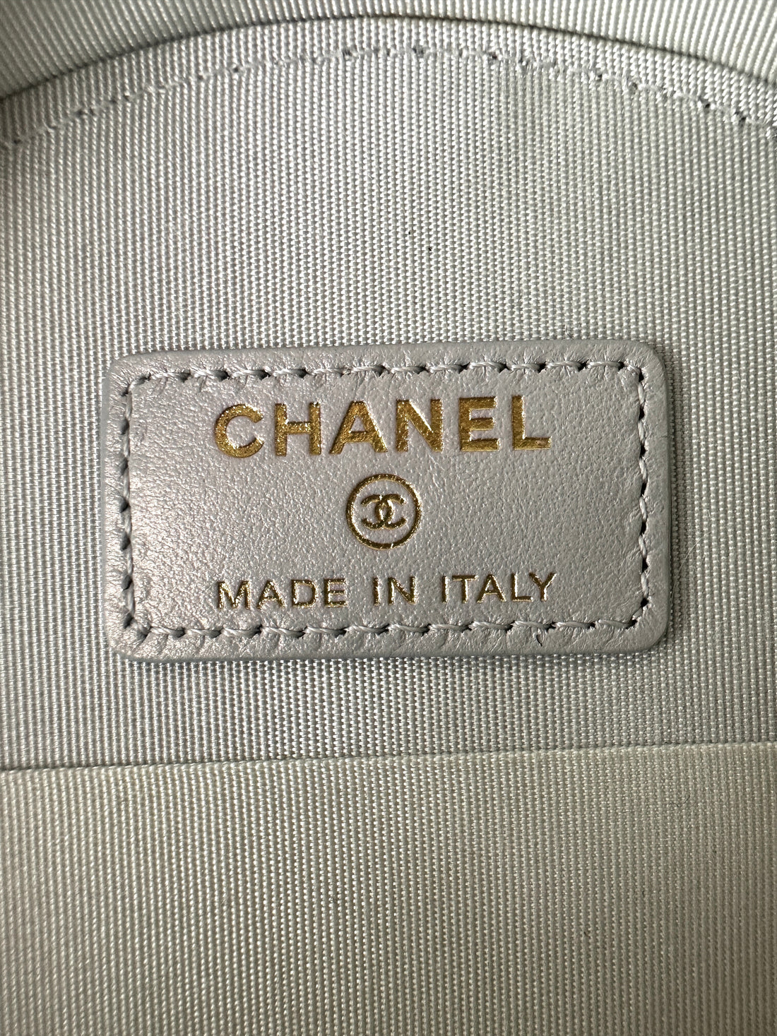 Chanel Iridescent White Quilted Leather Mini Round Clutch(30***65) CC2311