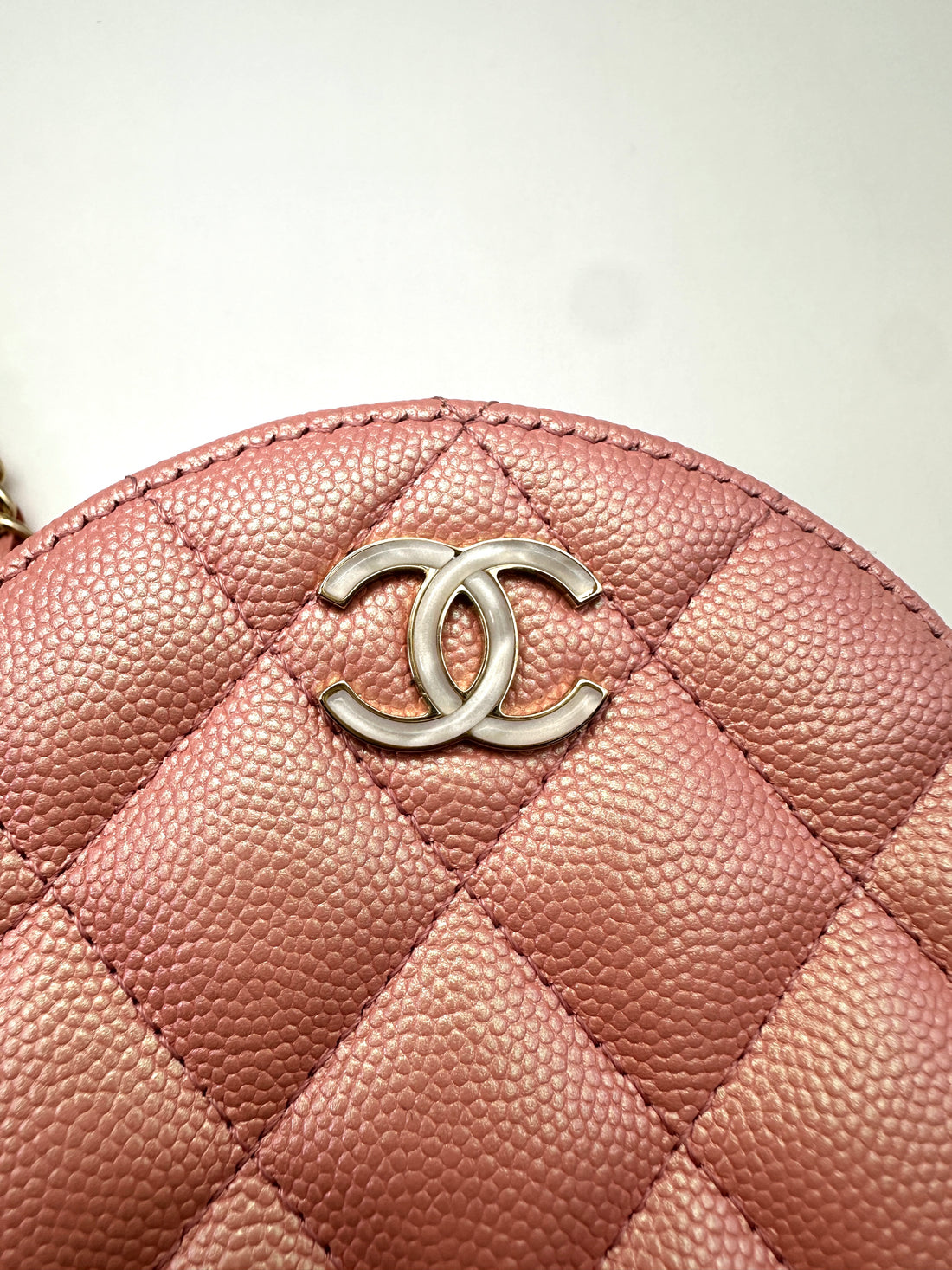 Chanel Iridescent Pink Quilted Leather Round Clutch(27***06) CC2313