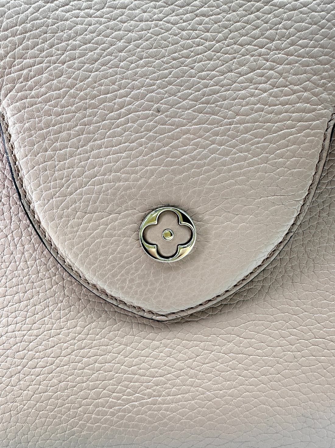 Louis Vuitton Capucines GM Pink Taurillon Leather Handle Bag LV3145