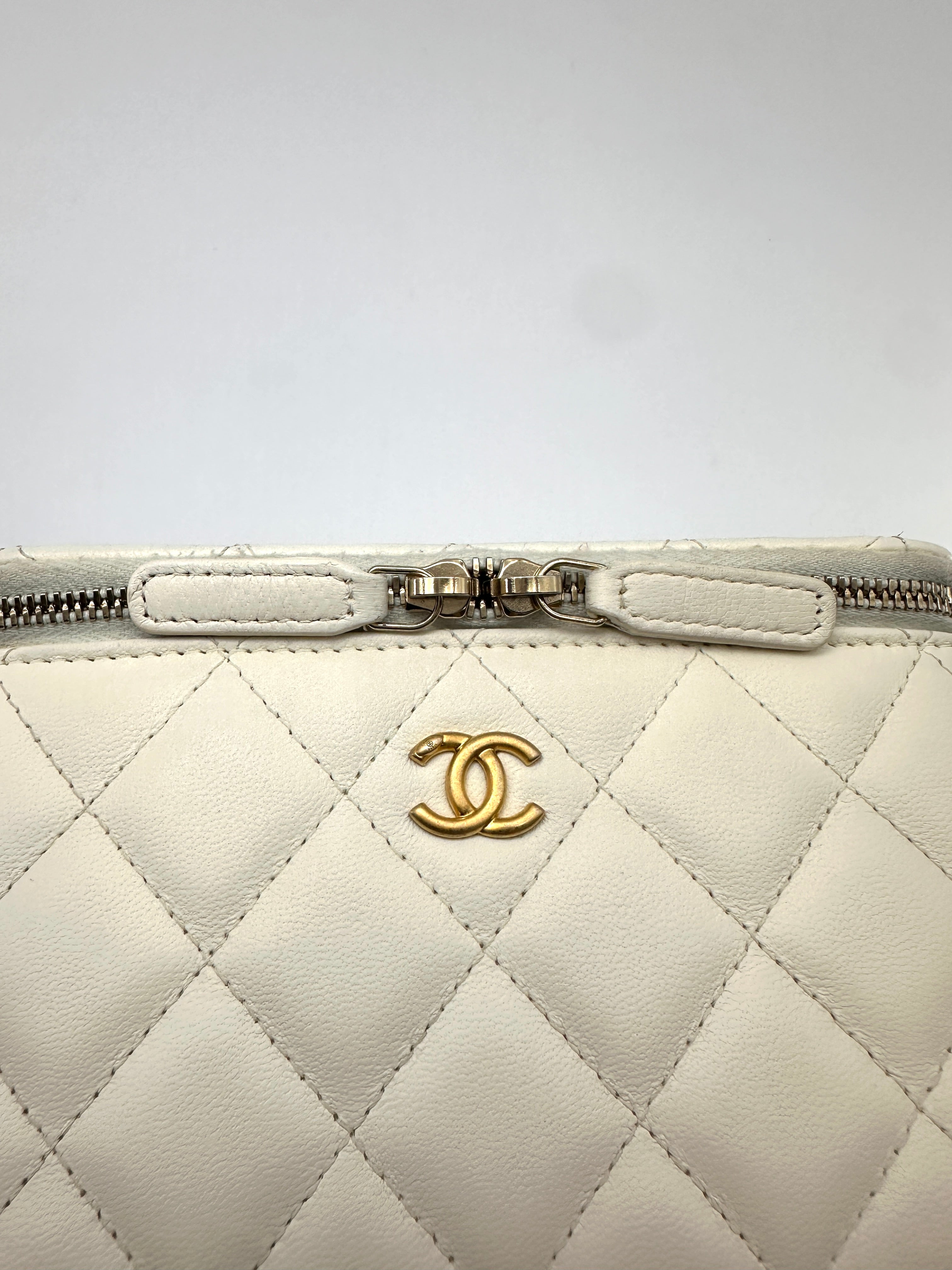 Chanel 22B White Quilted Lambskin Vanity Case(PJ***3E) CC2328