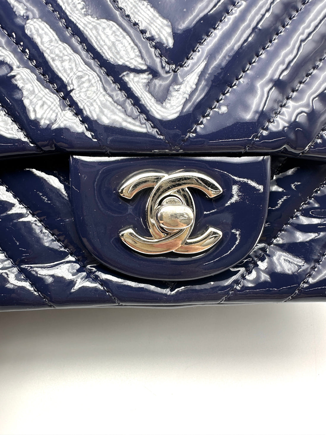 Chanel Classic Flap Navy Chevron Quilted Patent Leather Flap Bag(21***32) CC2336