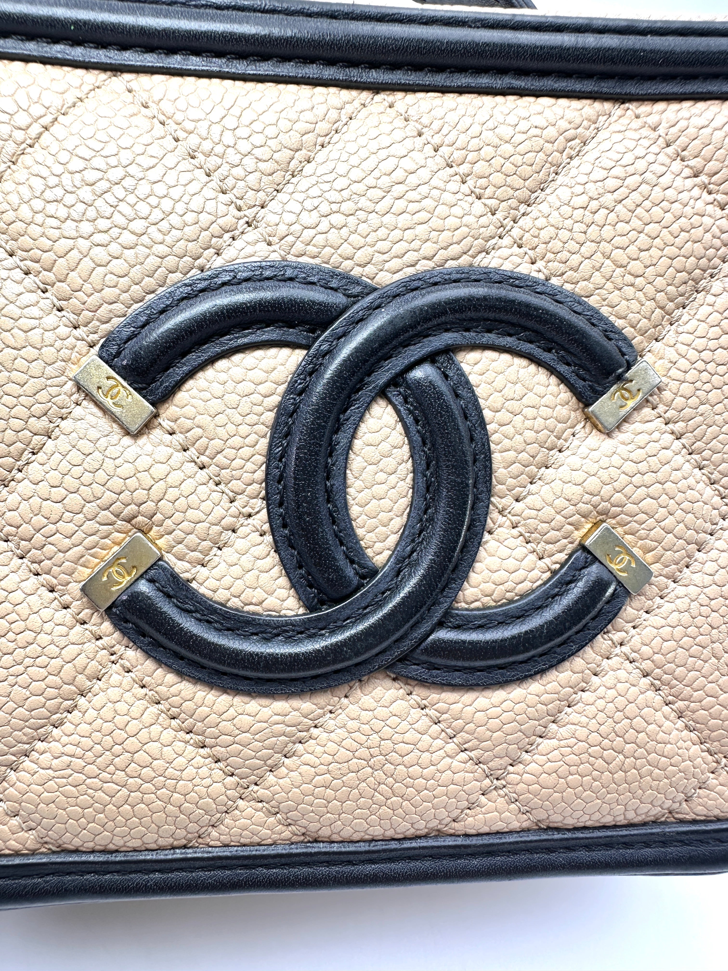 Chanel CC Filigree Black/Beige Quilted Leather Top Handle Vanity Case(26***26) CC2357