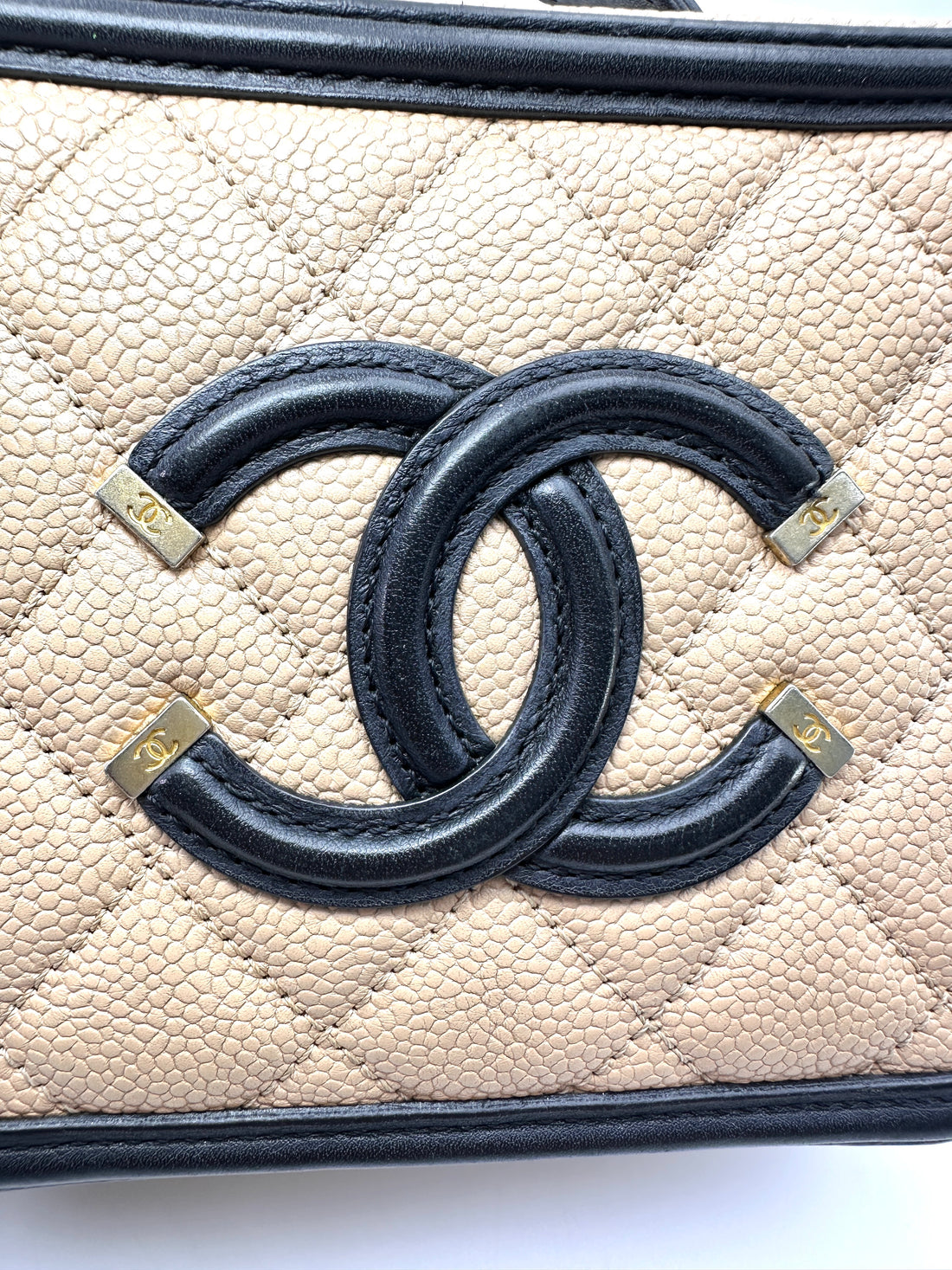 Chanel CC Filigree Black/Beige Quilted Leather Top Handle Vanity Case(26***26) CC2357