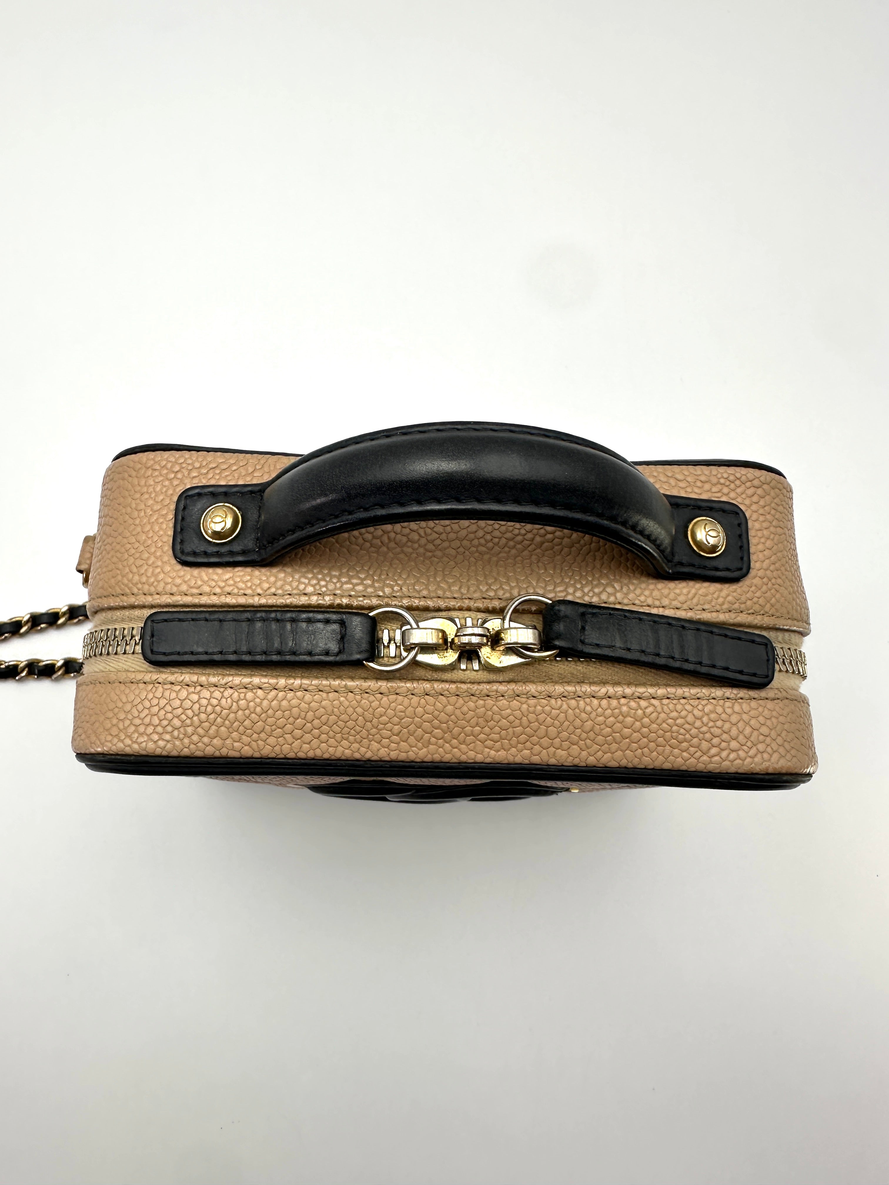 Chanel CC Filigree Black/Beige Quilted Leather Top Handle Vanity Case(26***26) CC2357