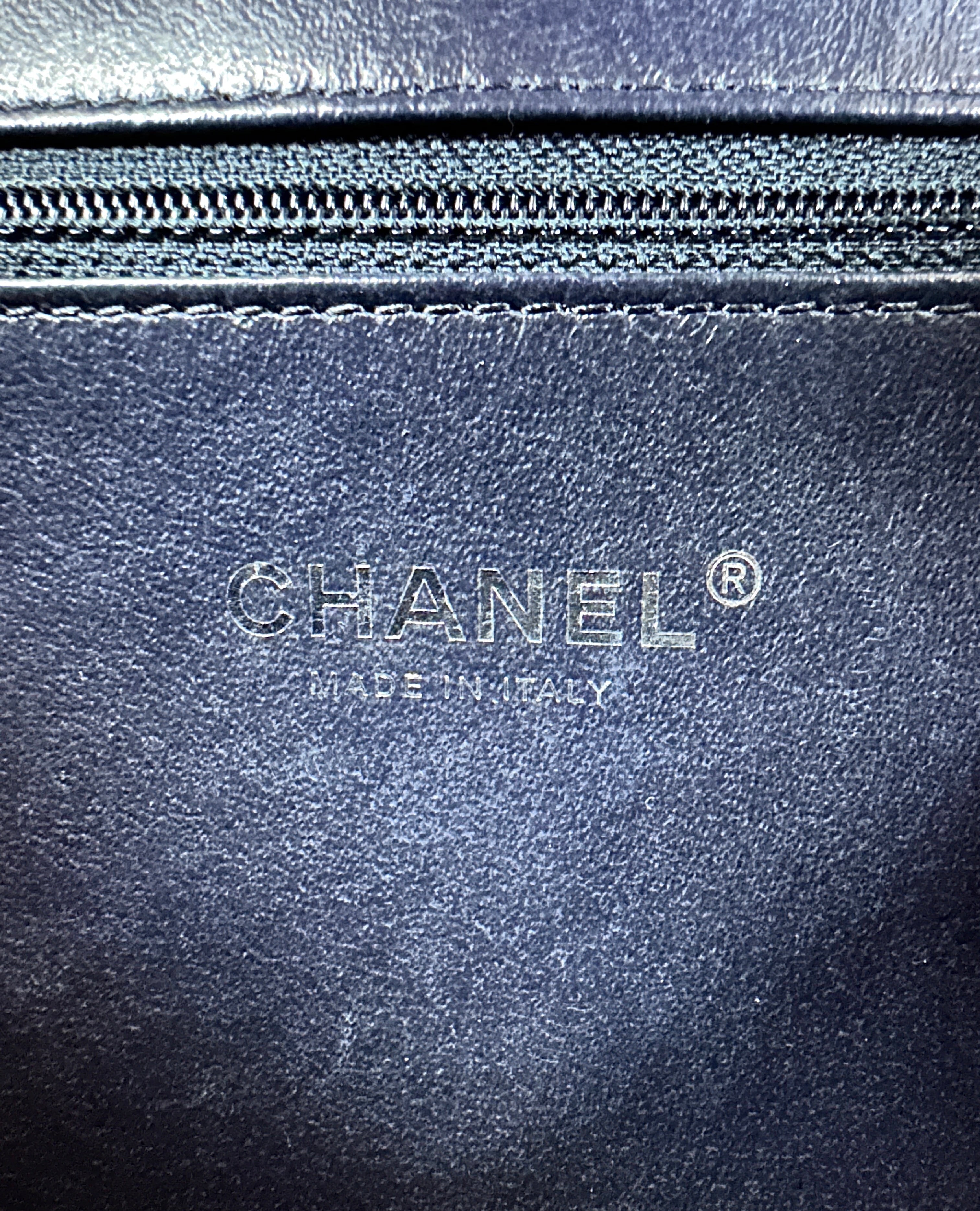Chanel CC Filigree Black Quilted Leather Top Handle Vanity Case With Iridescent Hardware(26***33) CC2389