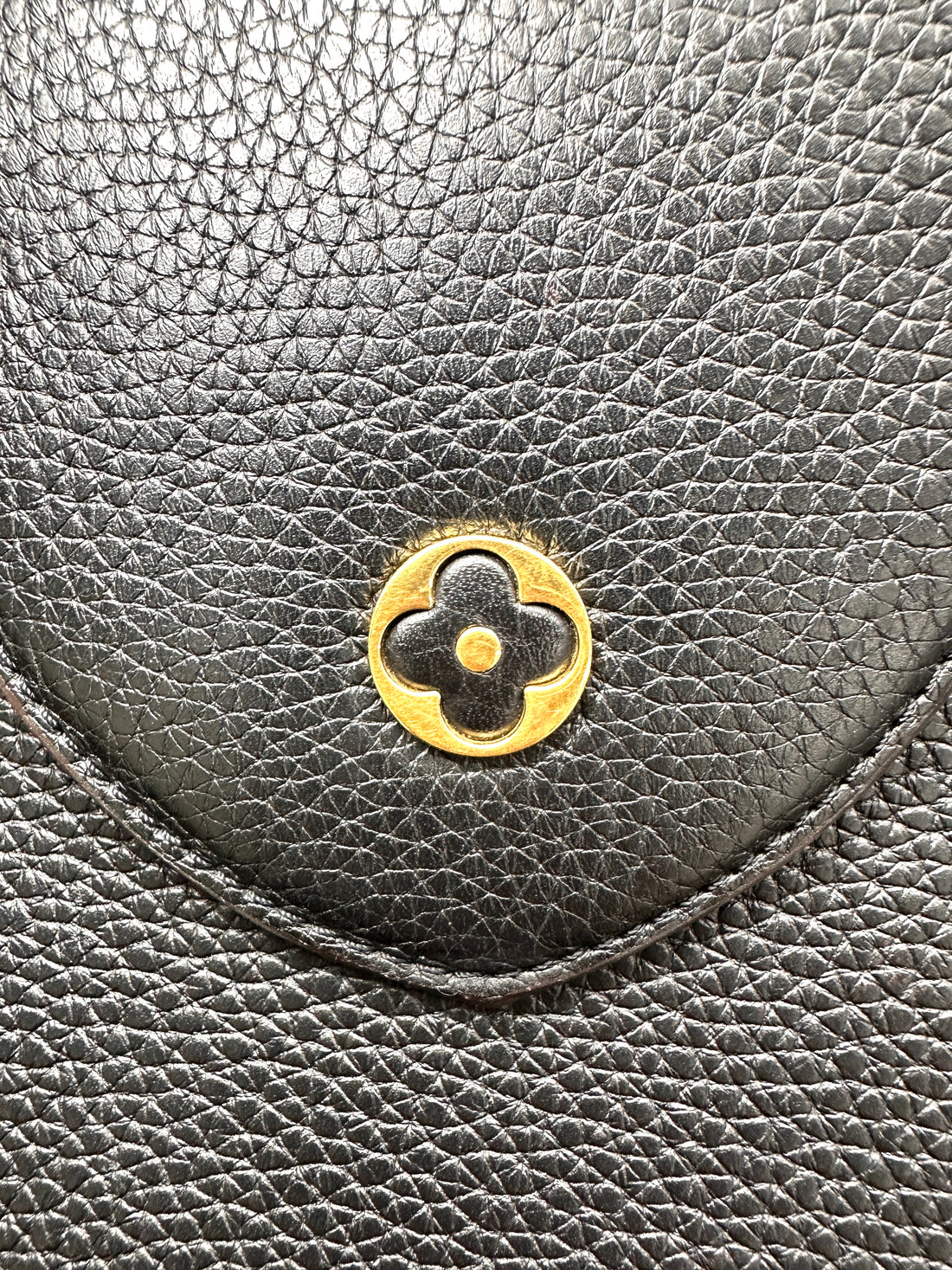 Louis Vuitton Capucines MM Black Taurillon Leather Handle Bag LV3175