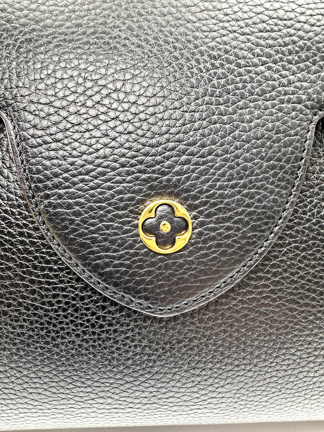 Louis Vuitton Capucines MM Black Taurillon Leather Handle Bag LV3189