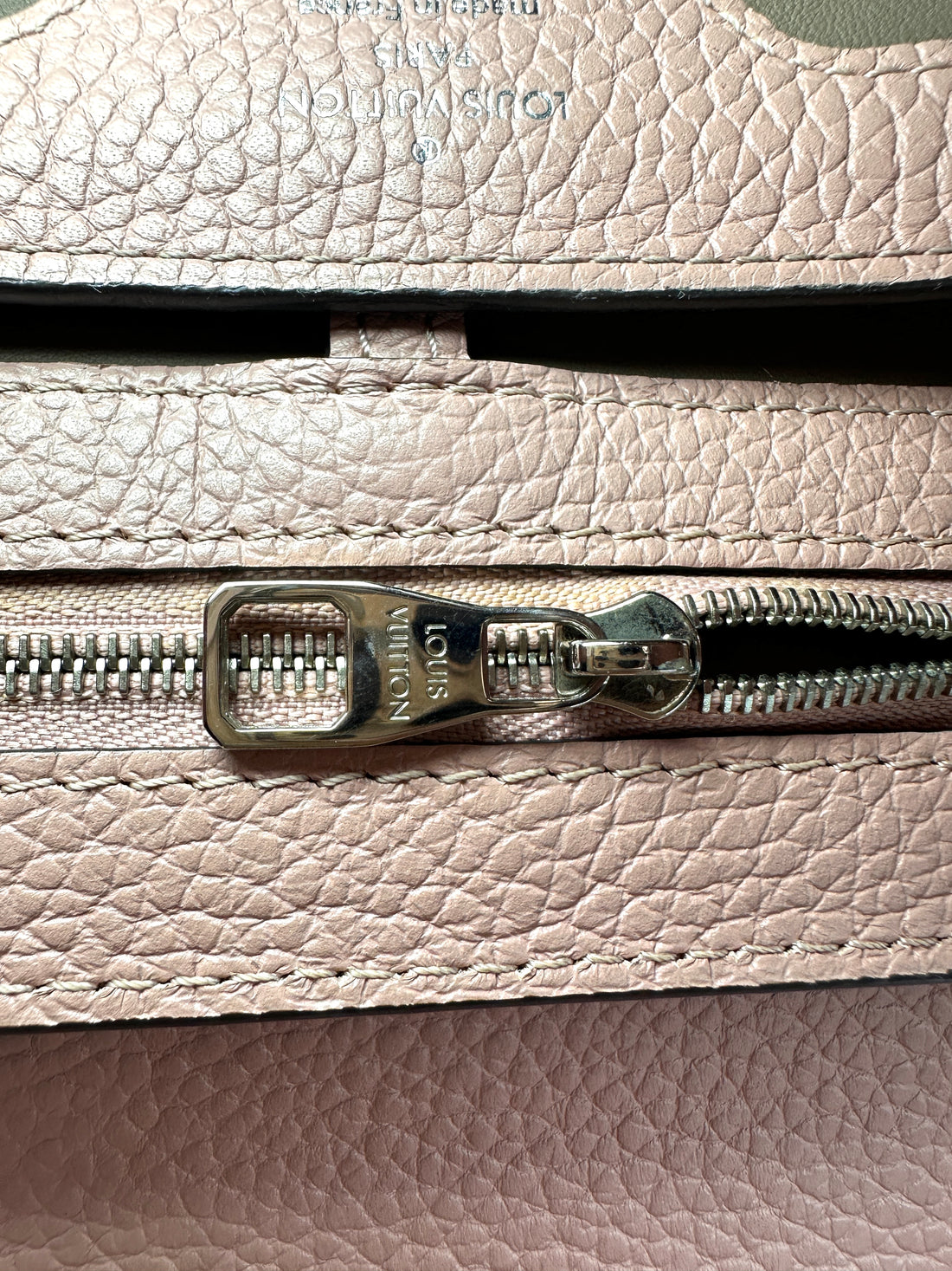 Louis Vuitton Capucines MM Pink Taurillon Leather Handle Bag LV3197