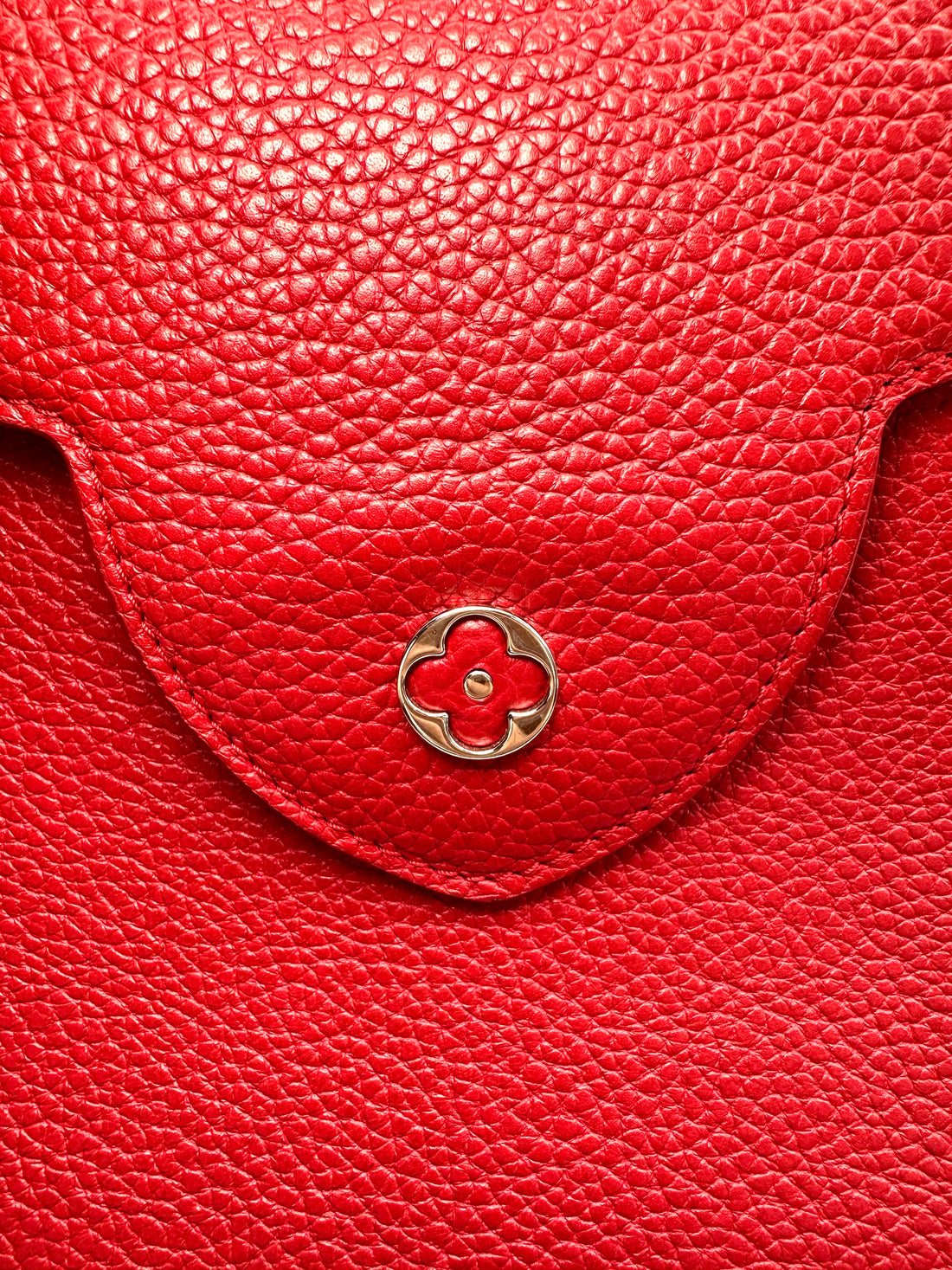 Louis Vuitton Capucines MM Red Taurillon Leather Handle Bag LV3202