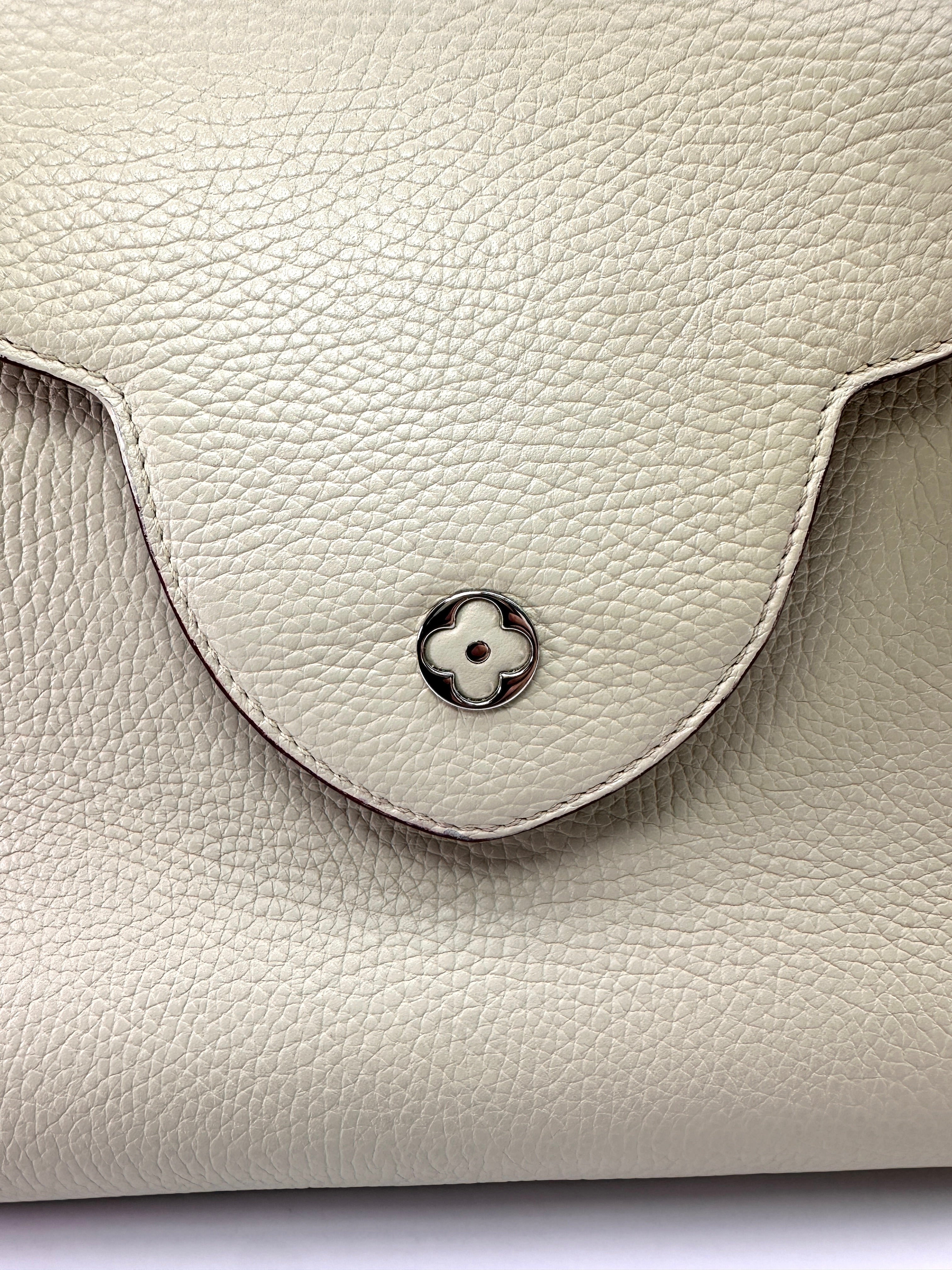Louis Vuitton Capucines GM White Taurillon Leather Handle Bag LV3204