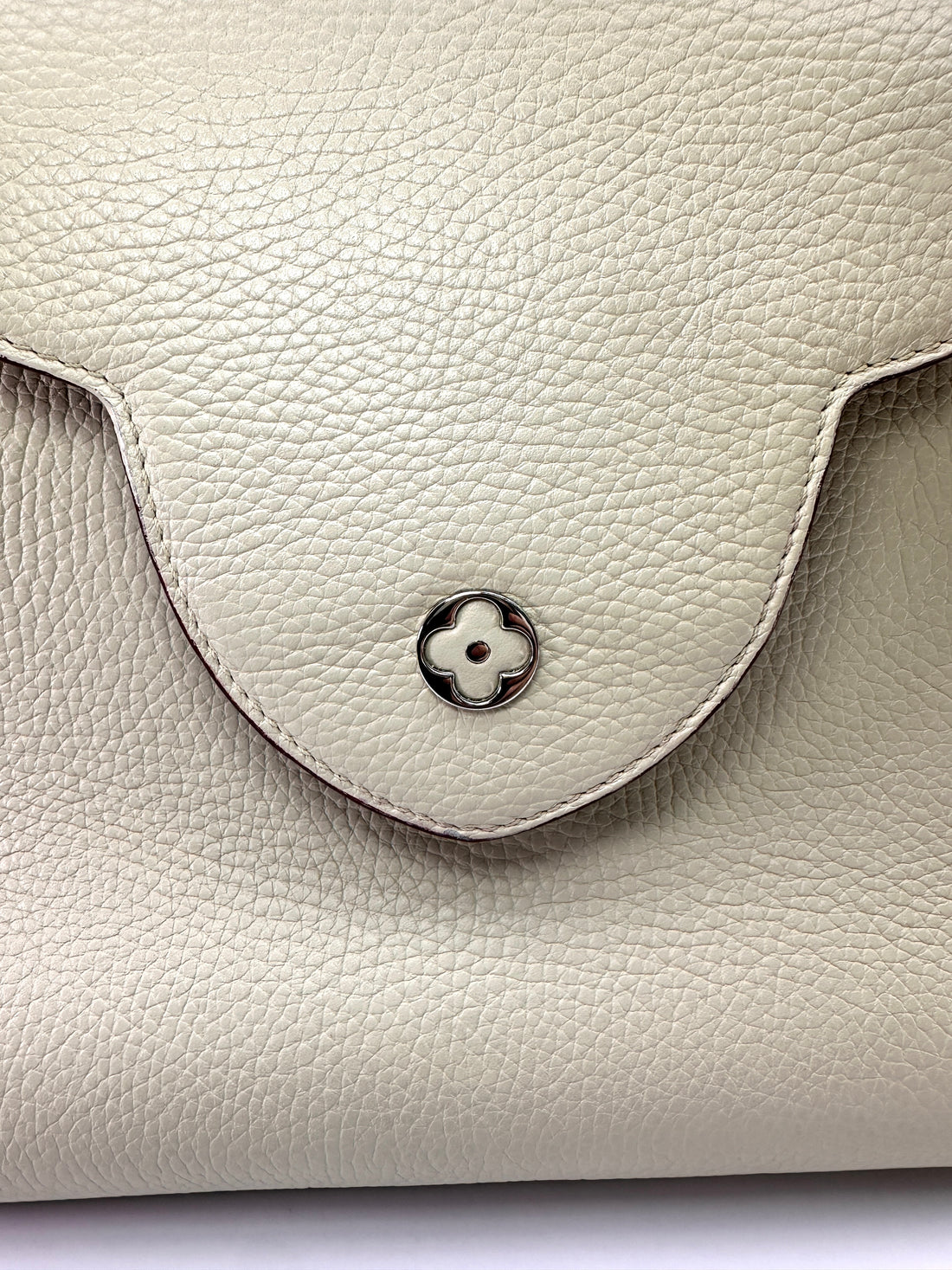 Louis Vuitton Capucines GM White Taurillon Leather Handle Bag LV3204