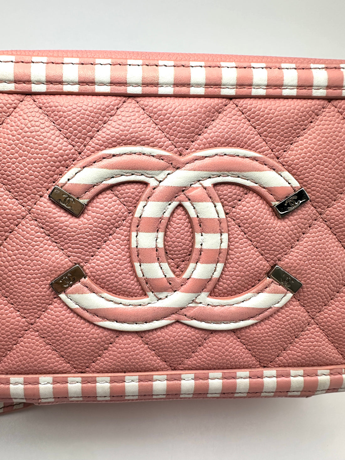 Chanel Filigree Pink/White Quilted Leather Vanity Case(27***66) CC2450