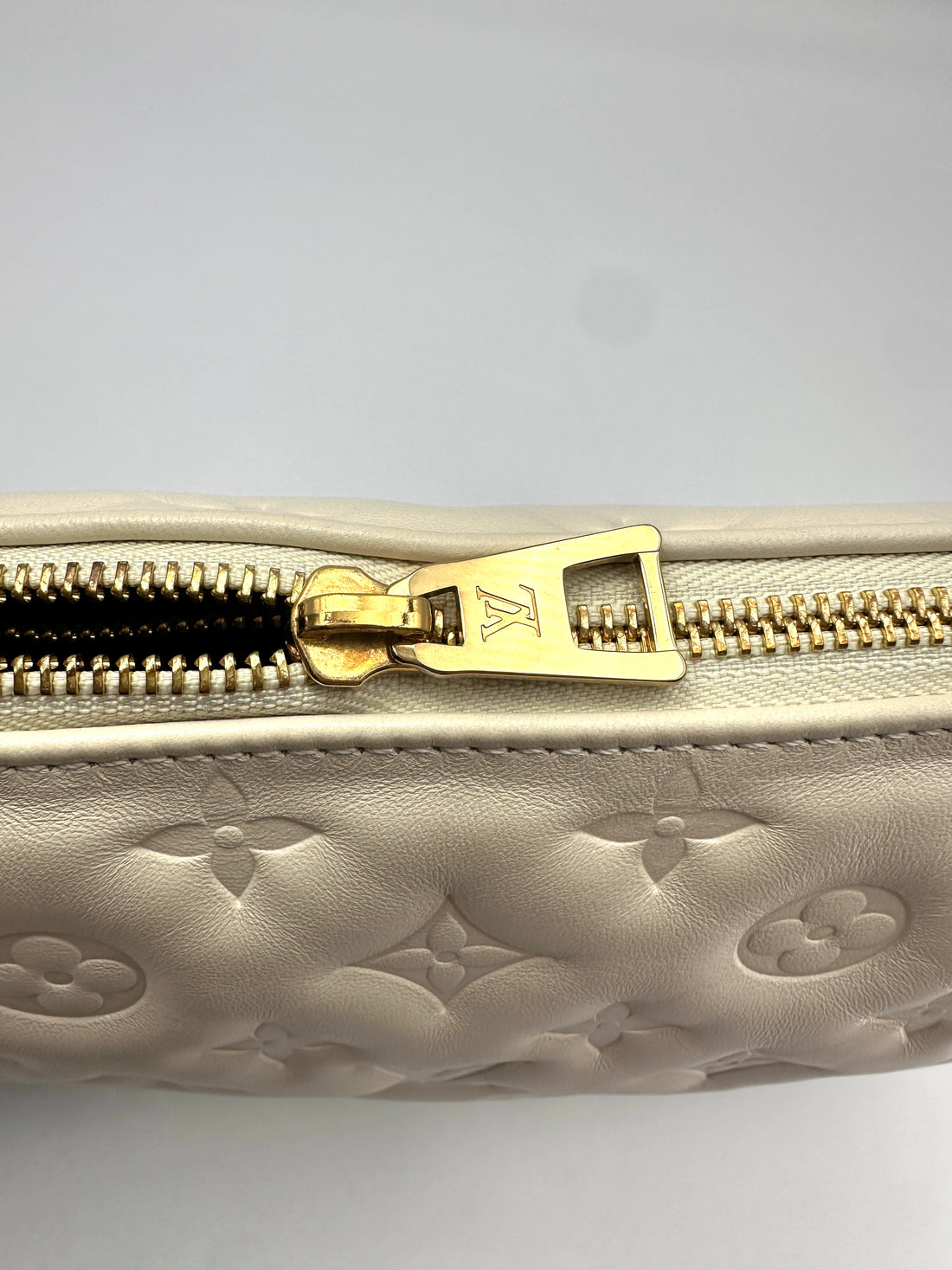 Louis Vuitton Coussin White Monogram Embossed Puffy Leather Shoulder Bag LV3242