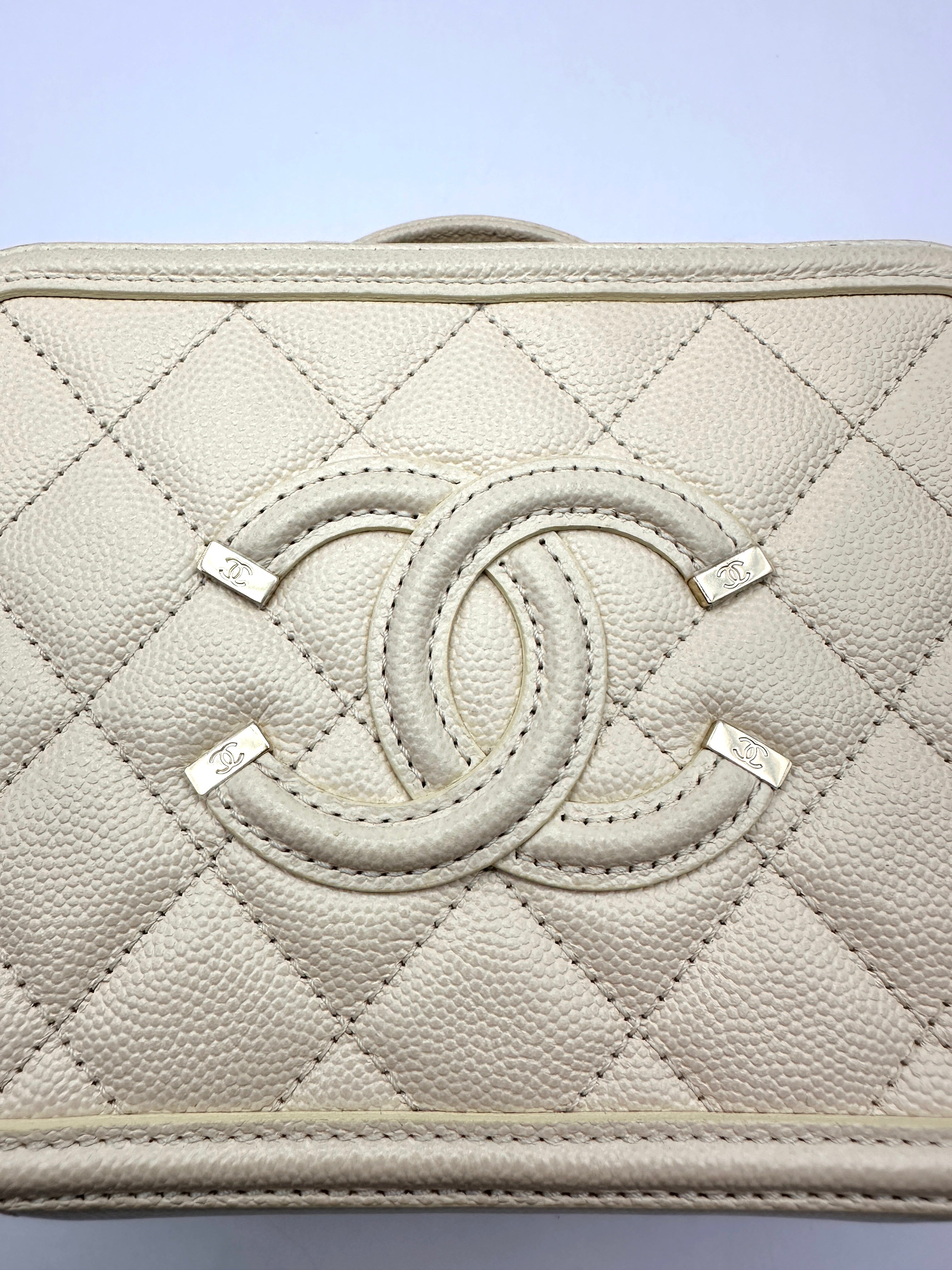 Chanel CC Filigree White Quilted Leather Vanity Case(29***27) CC2478