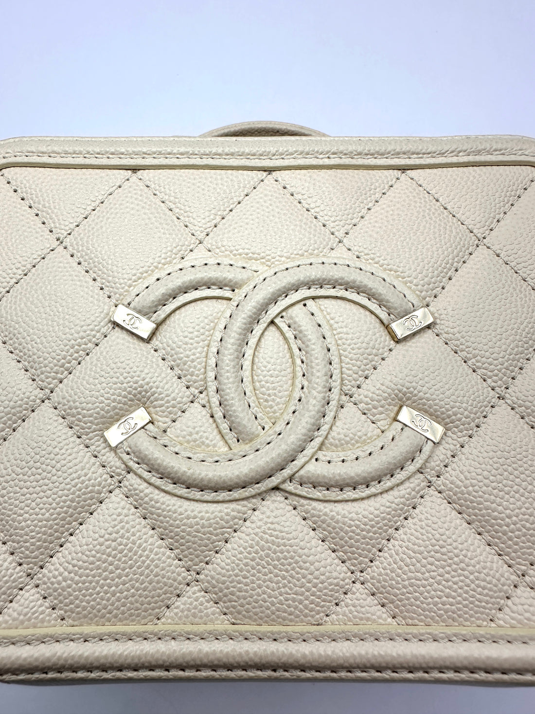 Chanel CC Filigree White Quilted Leather Vanity Case(29***27) CC2478